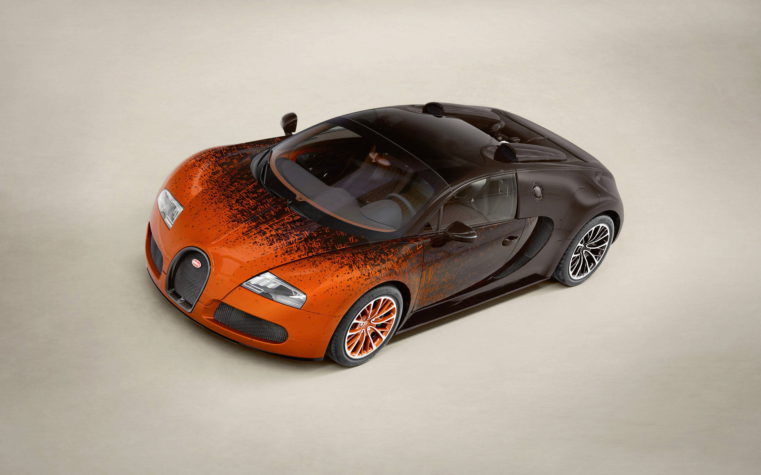 bugatti iPhone 桌布 壁紙 — 一張高角度攝影棚拍攝的Bugatti Veyron，在純色背景上帶有火熱的橙色和黑色潑漆效果。