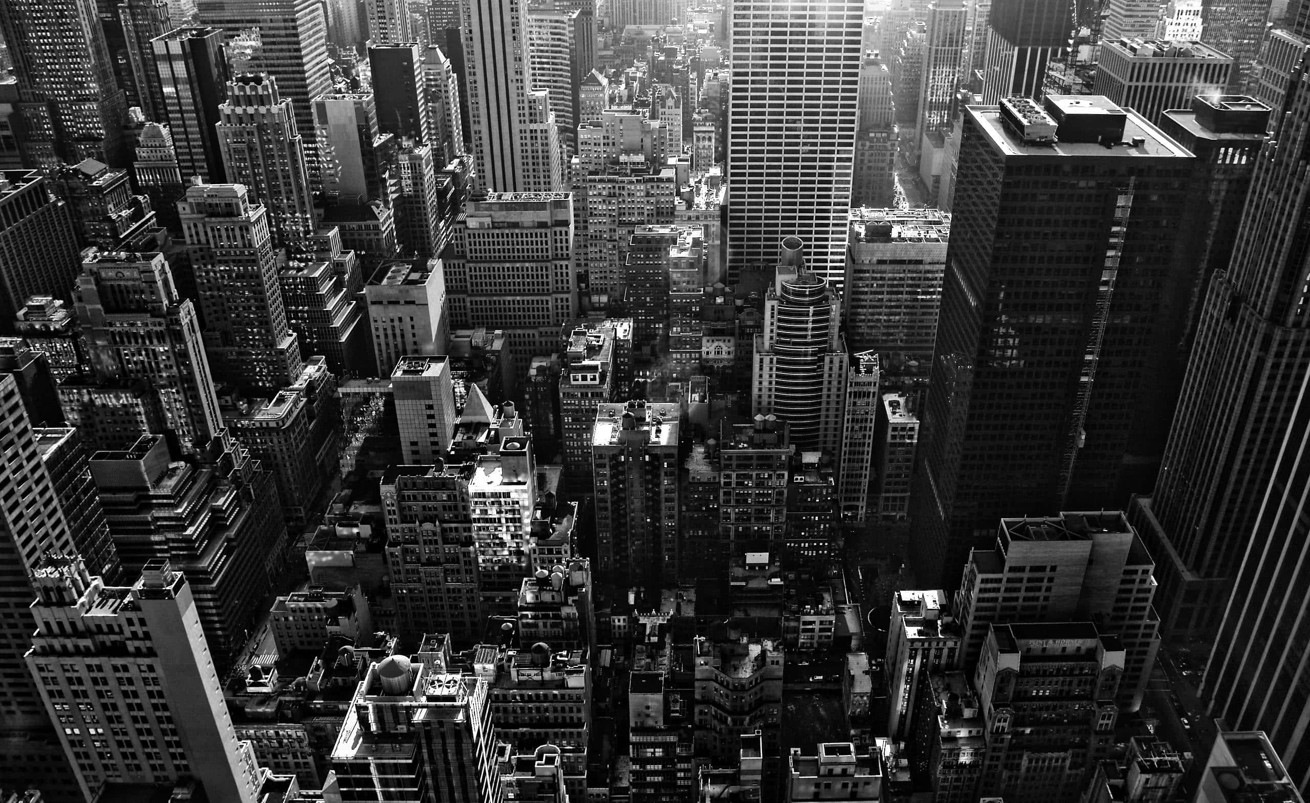 Old New York City 桌布 壁紙 — 一張高角度黑白照片，展現密集的城市天際線，高聳的摩天大樓和複雜的建築細節。
