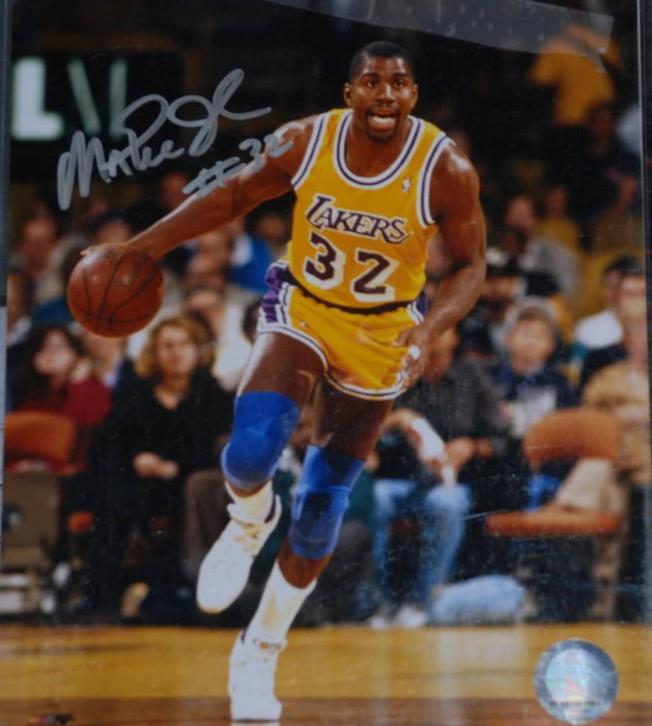 Magic Johnson 桌布 壁紙 — 一張魔術強森身穿湖人球衣在比賽中運球的動態照片，背景是模糊的人群。