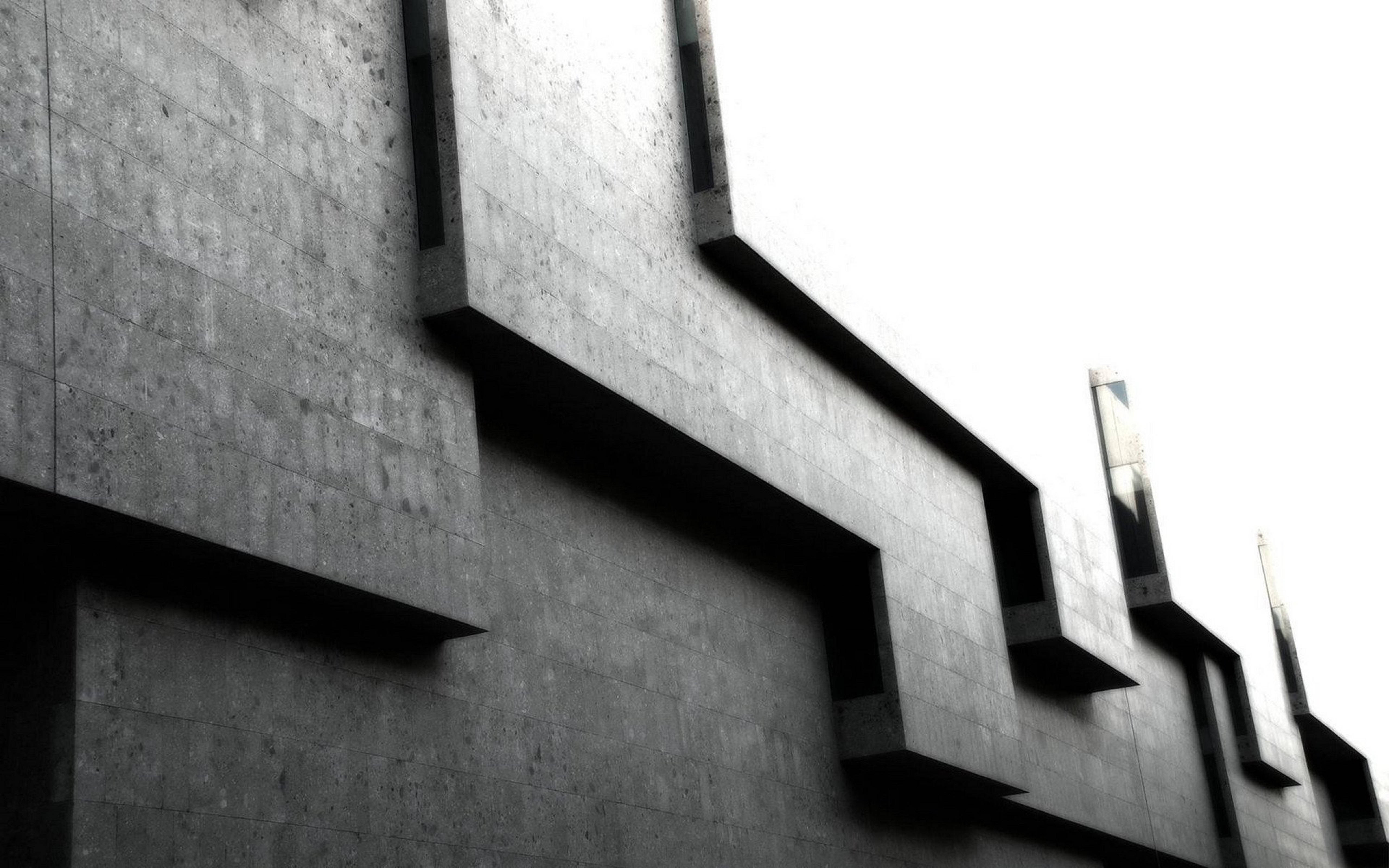 Architecture 桌布 壁紙 — 一張鮮明的黑白建築照片，拍攝了一座粗獷主義混凝土建築，具有銳利的幾何線條和深邃的陰影。