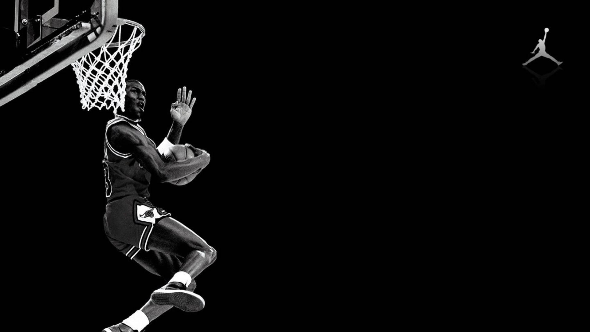 麥可喬丹正在灌籃，背景有Jumpman標誌。 — Michael B Jordan 壁紙