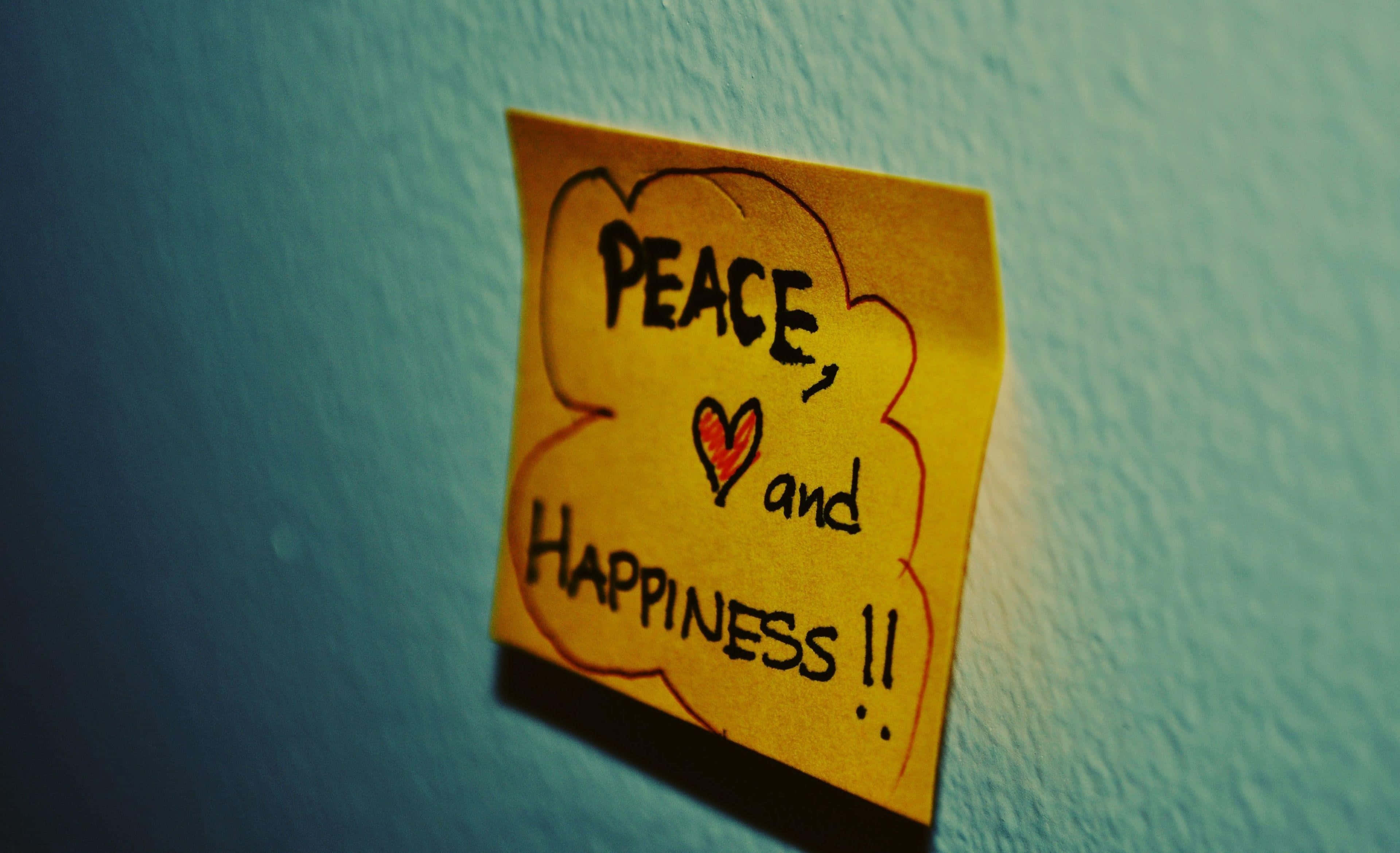 happiness 桌布 壁紙 — 一張黃色便利貼，上面有手寫的peace heart and happiness訊息，釘在帶有紋理的青綠色牆上。