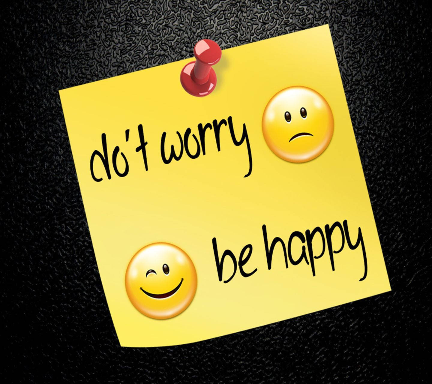 快樂 桌布 壁紙 — 一張黃色便利貼釘在黑色紋理表面上，寫著「don't worry be happy」，附有悲傷和快樂的表情符號。