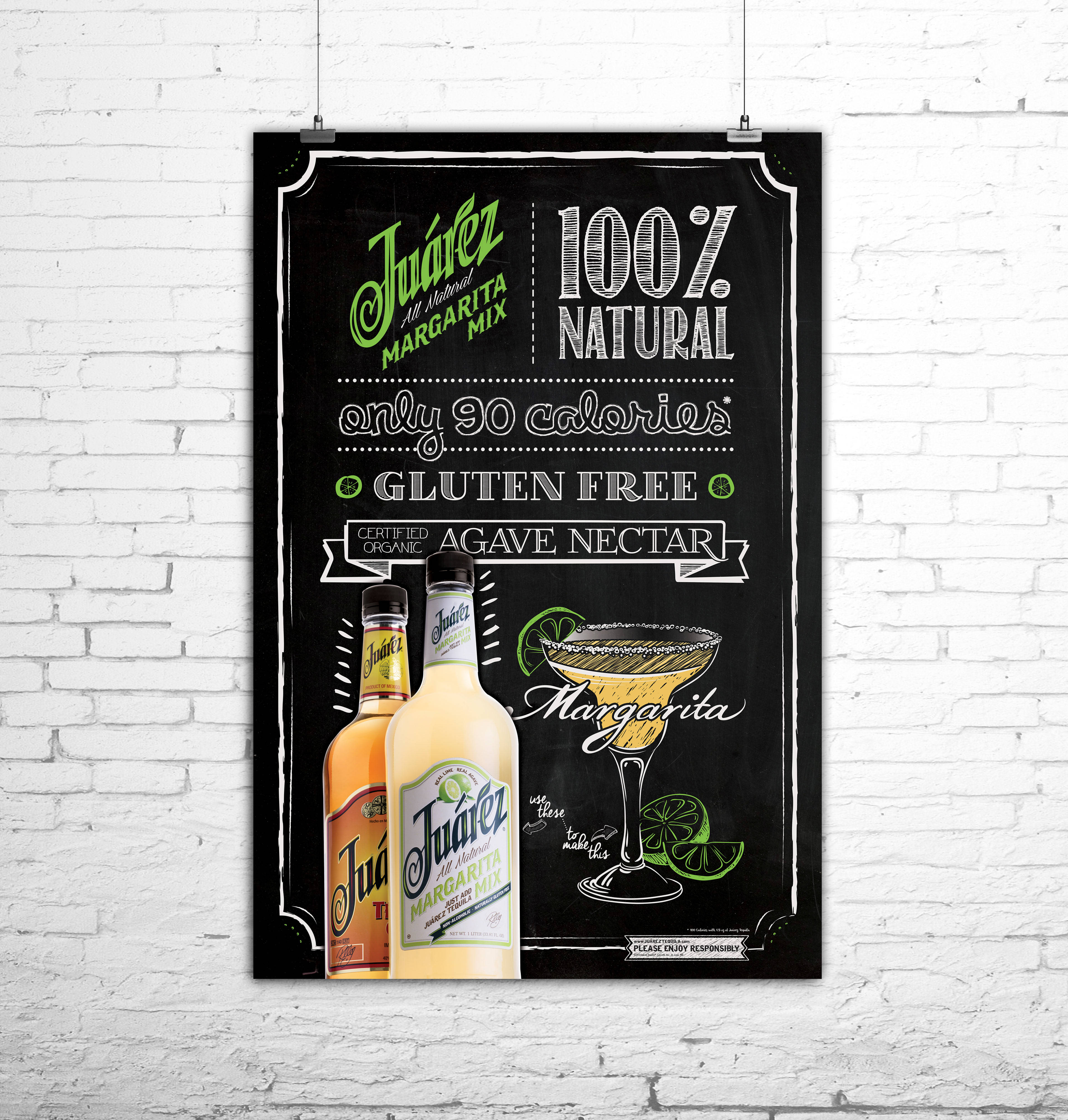 bottle 桌布 壁紙 — 一張黑板風格的Juárez瑪格麗特混合飲料廣告海報掛在白色磚牆上，展示瓶子和帶有萊姆裝飾的瑪格麗特杯。