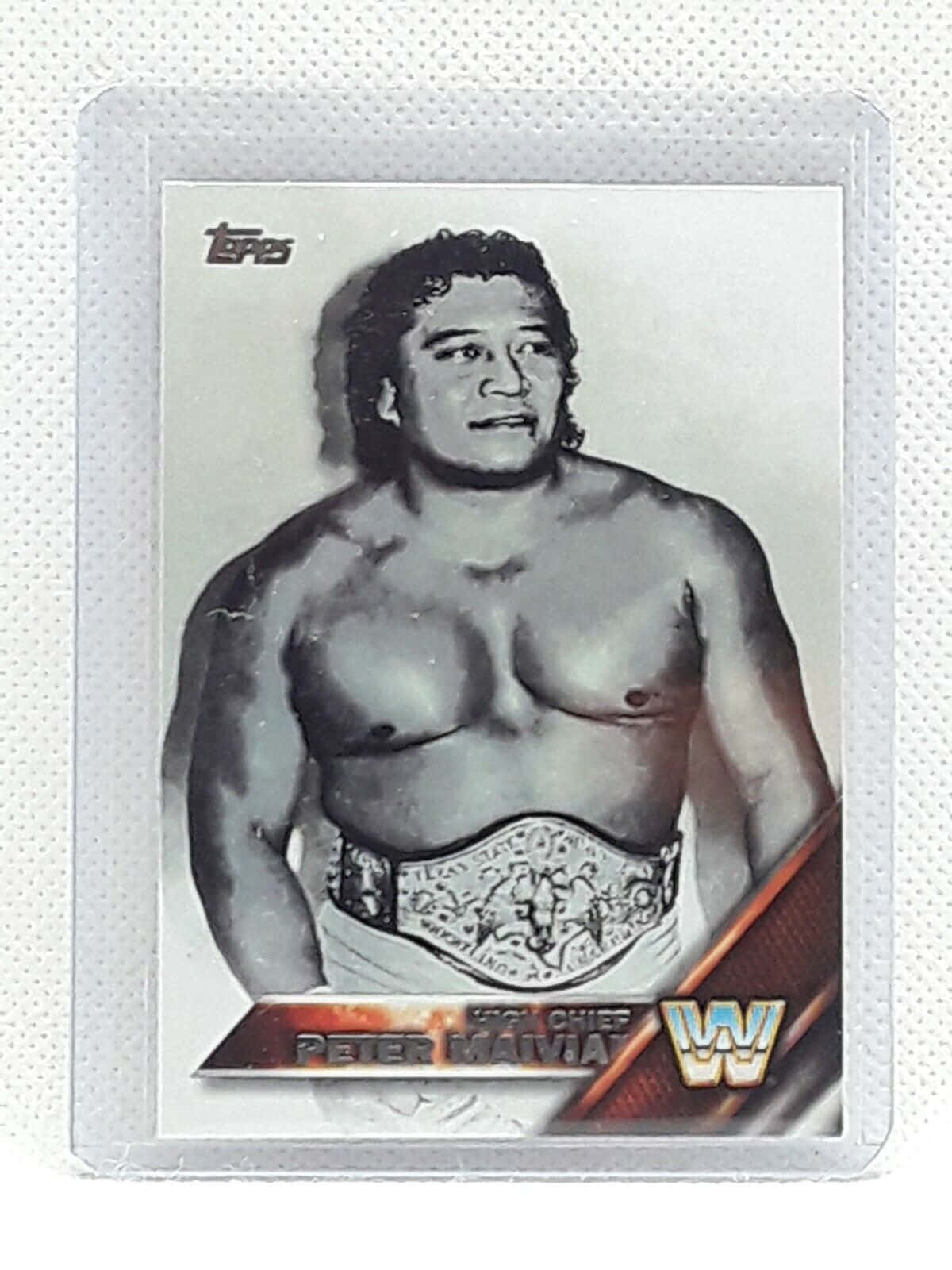 Peter Maivia 桌布 壁紙 — 一張黑白WWE收藏卡，摔角手彼得·邁維亞戴著冠軍腰帶，背景帶有紋理。