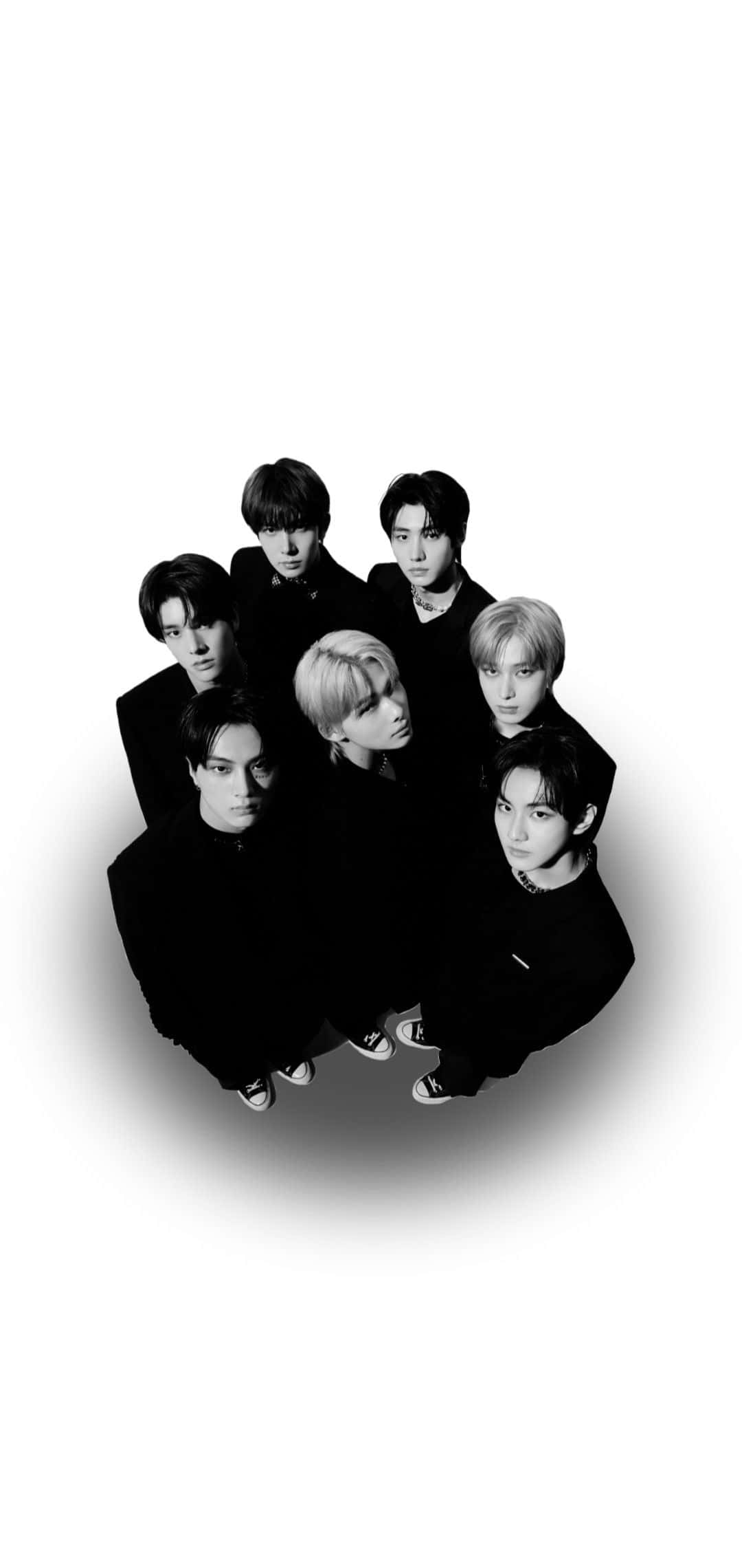 Aesthetic Black And White 桌布 壁紙 — 一張黑白俯拍肖像，八位身穿深色衣服的年輕男子一起擺姿勢，表情嚴肅。