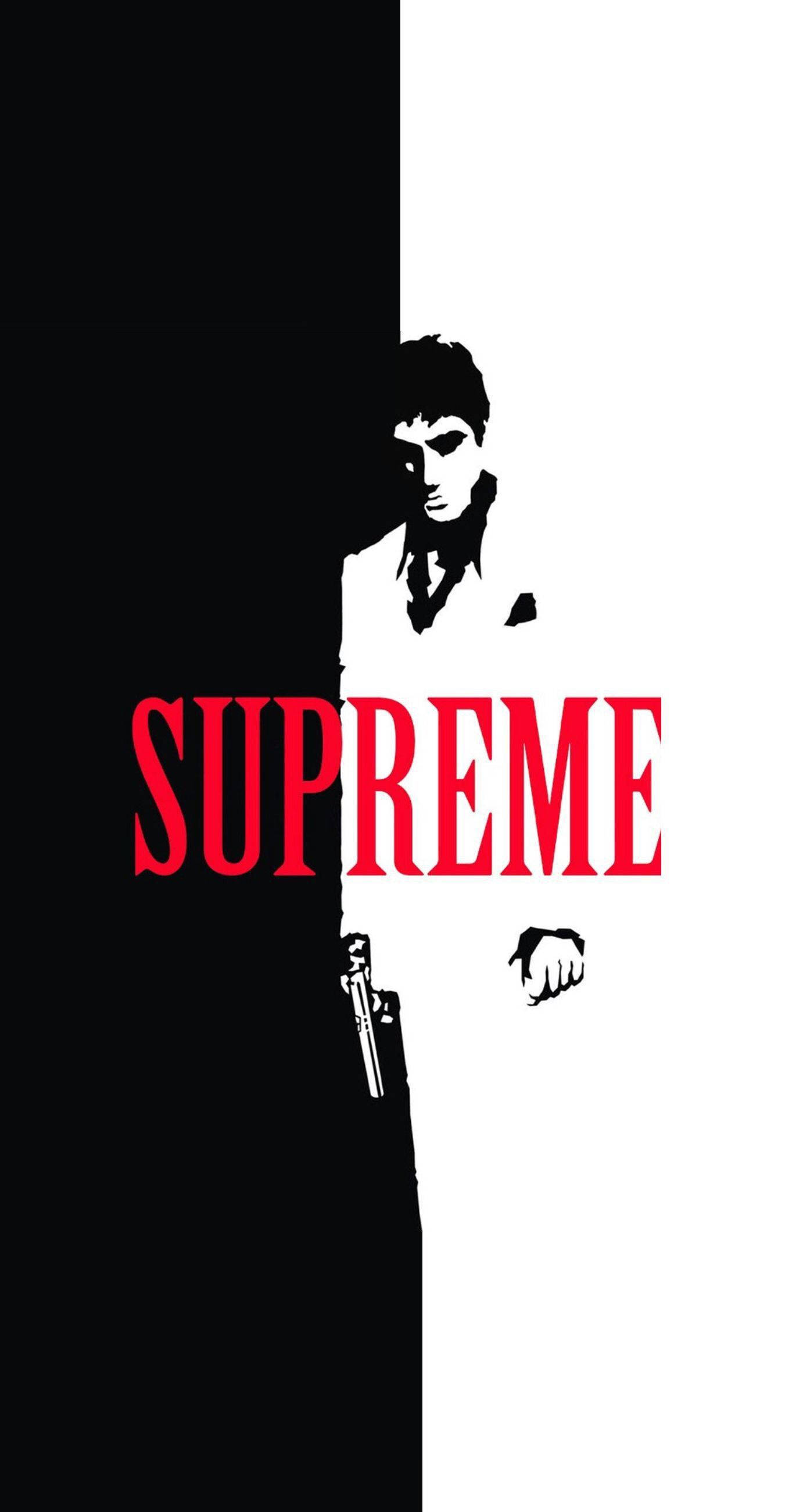 supreme 桌布 壁紙 — 一張黑白分明的分割圖像，一名男子手持槍枝，胸前有粗體紅色supreme文字。