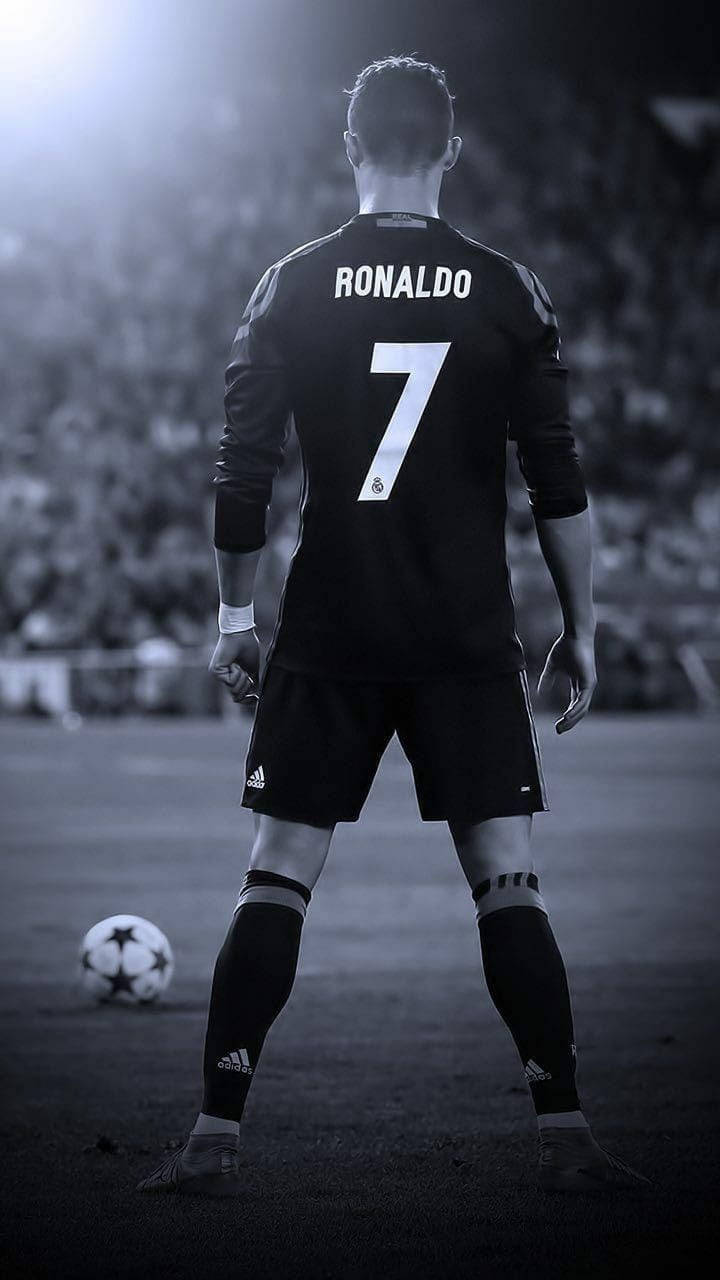 足球 桌布 壁紙 — 一張黑白圖片，Cristiano Ronaldo身穿皇馬7號球衣，站在足球場上，腳邊有球。