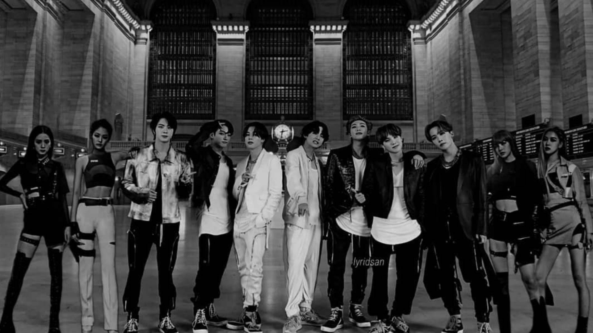 BTS 和 BLACKPINK 桌布 壁紙 — 一張黑白團體照，九位時尚打扮的人自信地在中央車站的大廳中擺姿勢。