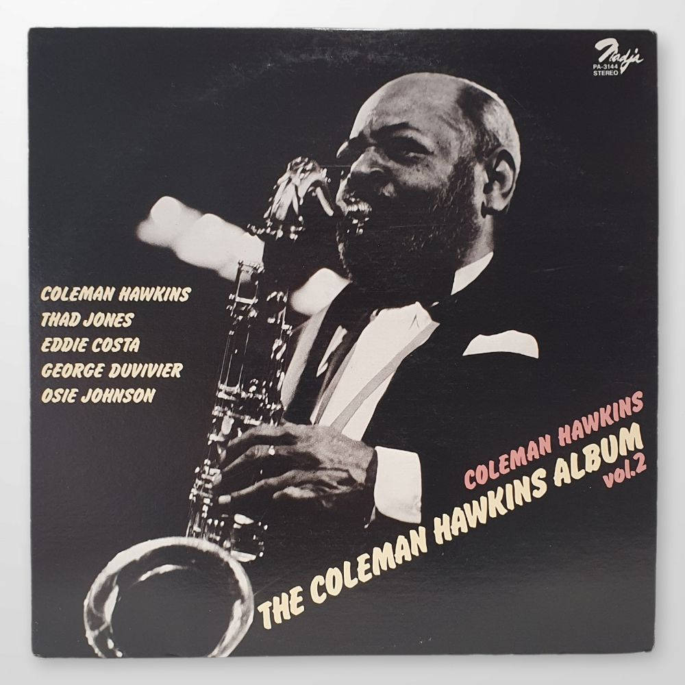 黑白 桌布 壁紙 — 一張黑白專輯封面展示了爵士薩克斯風手Coleman Hawkins在黑暗背景下熱情演奏他的樂器。