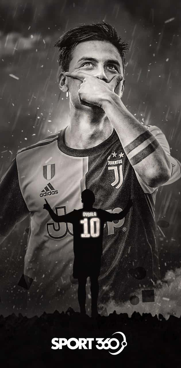 Football Players 桌布 壁紙 — 一張黑白戲劇性的肖像，描繪一位身穿尤文圖斯球衣的足球員，前面有他自己的剪影，雨水在他周圍落下。