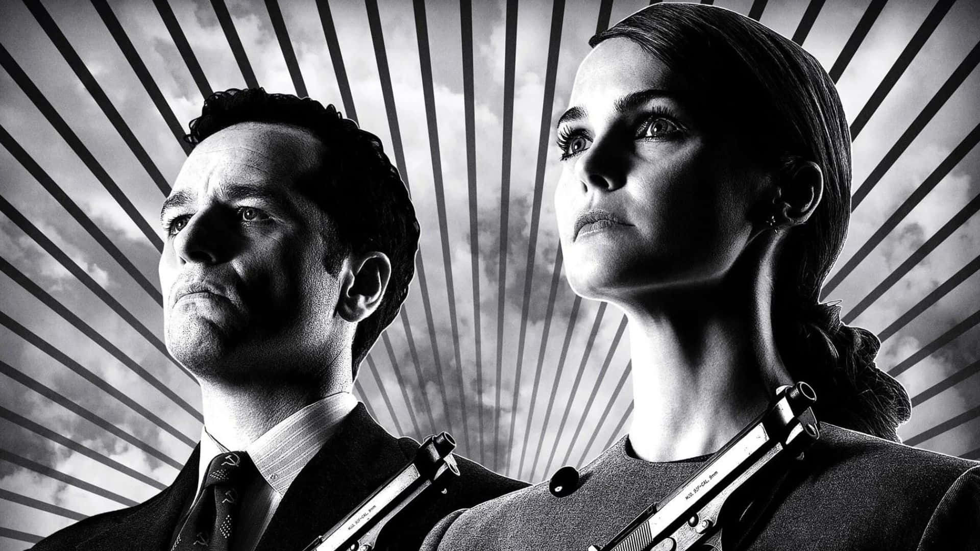 keri russell 桌布 壁紙 — 一張黑白戲劇性肖像，一男一女身穿西裝手持手槍，背景是放射狀條紋天空。