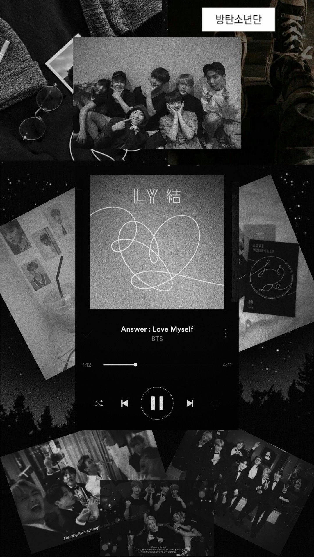 bts iPhone 桌布 壁紙 — 一張黑白拼貼畫，包含BTS照片、專輯藝術和演唱會時刻，排列在紋理表面上。