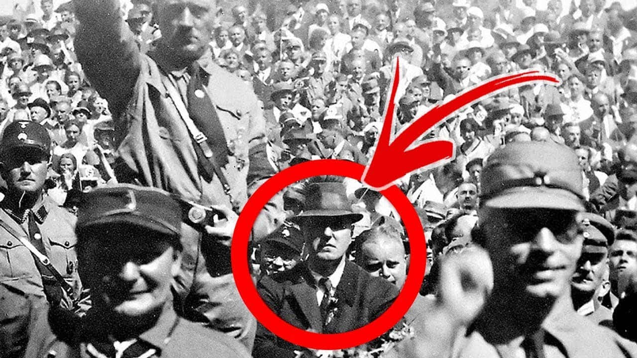 Time Travel 桌布 壁紙 — 一張黑白歷史照片顯示一大群穿著制服和帽子的人，其中一名穿著西裝和戴帽子的男子被圈出並被指向。