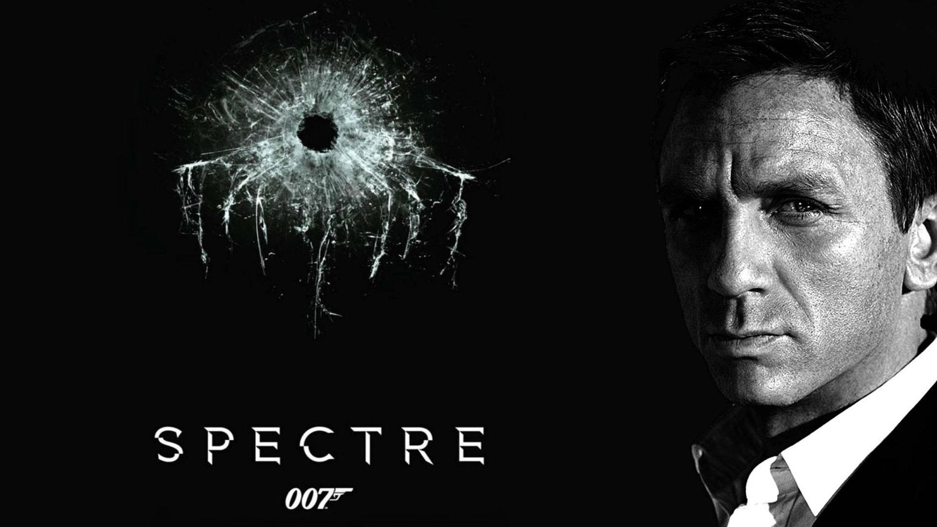 Daniel Craig 桌布 壁紙 — 一張黑白海報， featuring Daniel Craig 飾演詹姆士龐德，帶有破碎玻璃彈孔和標題 Spectre。