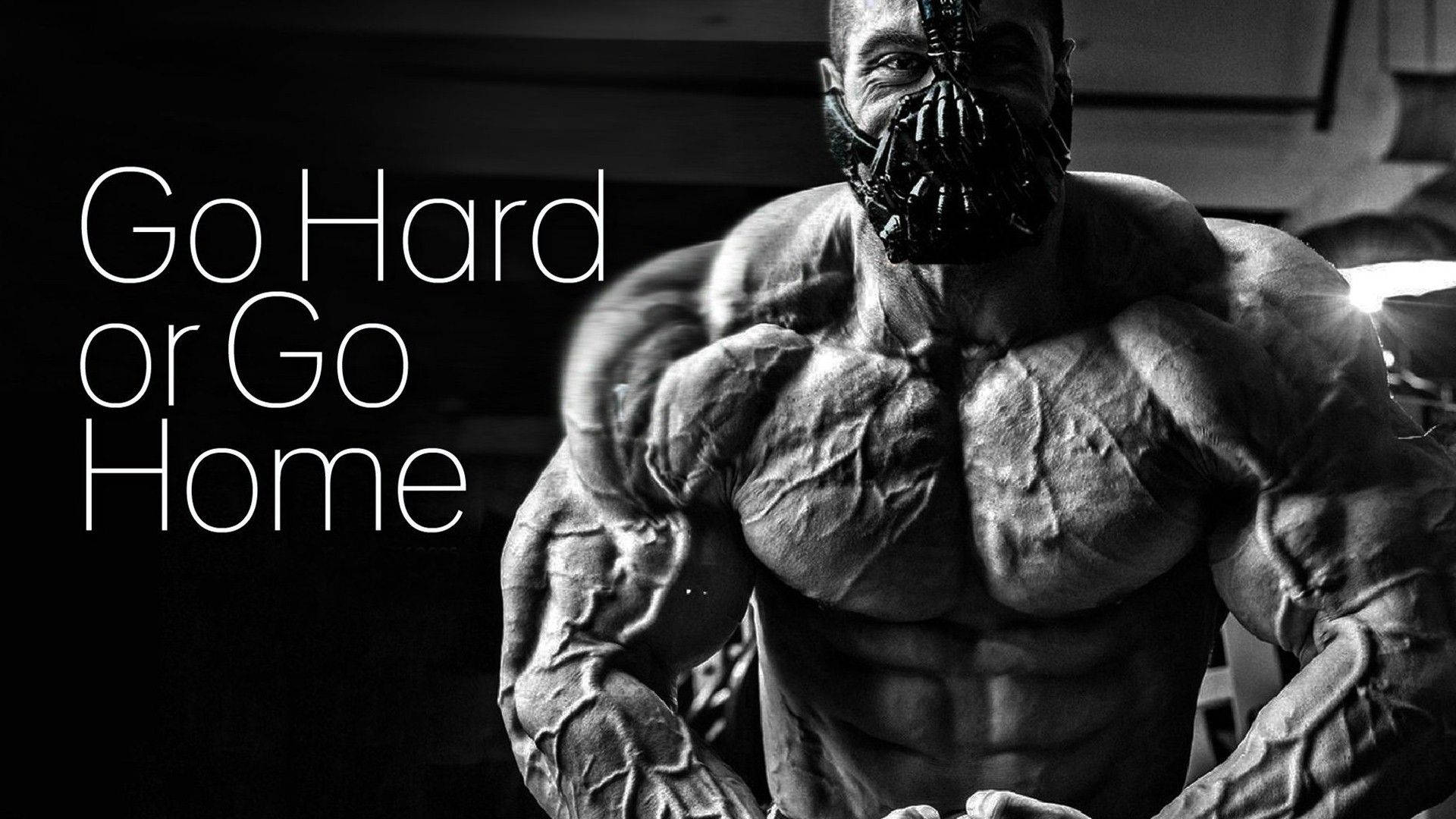 Fitness 桌布 壁紙 — 一張黑白照片，一個肌肉發達的男子戴著蝙蝠狀面具，旁邊有文字「Go Hard or Go Home」。