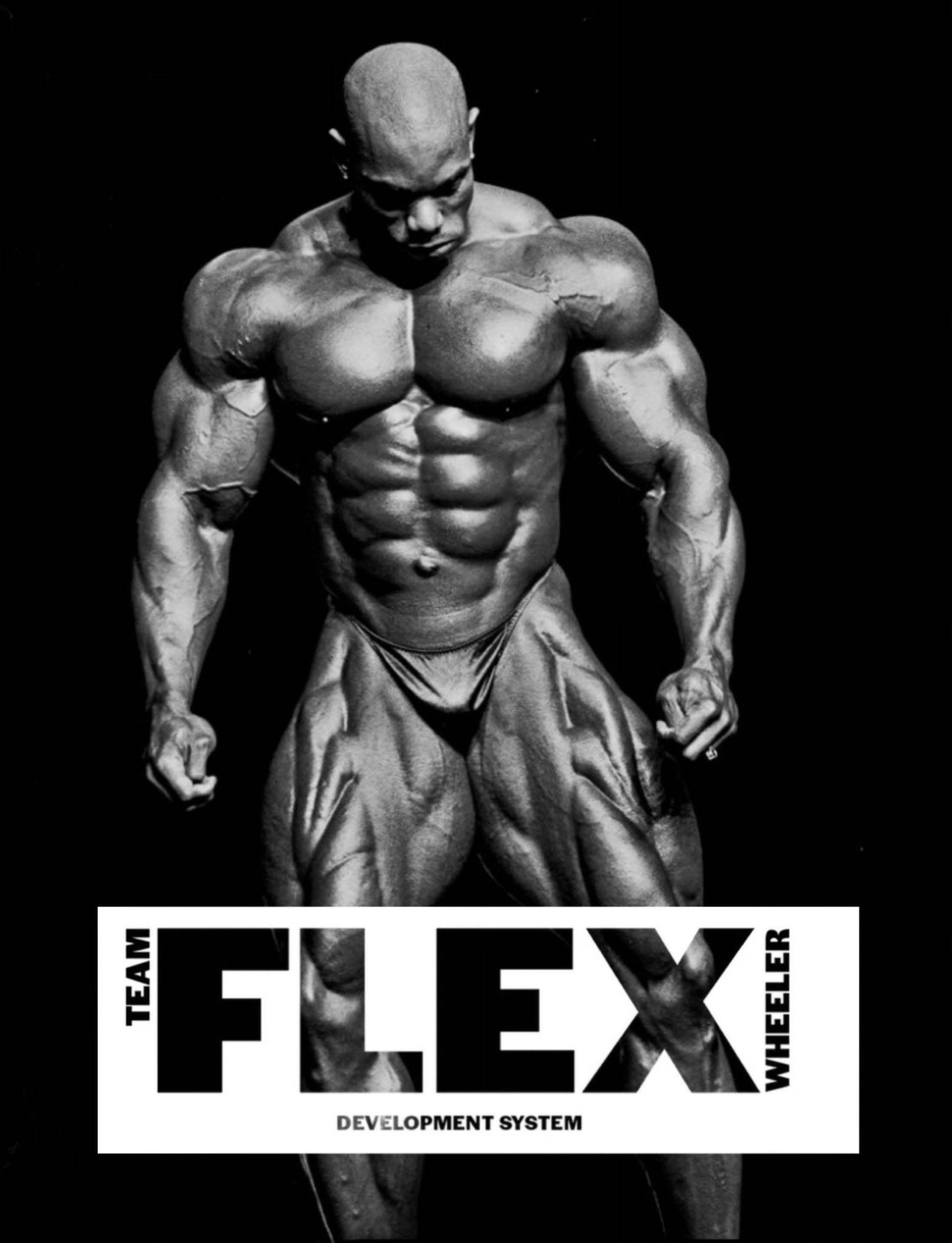 flex wheeler 桌布 壁紙 — 一張黑白照片，一名光頭肌肉發達的健美運動員在黑暗背景下展示其線條分明的體格。