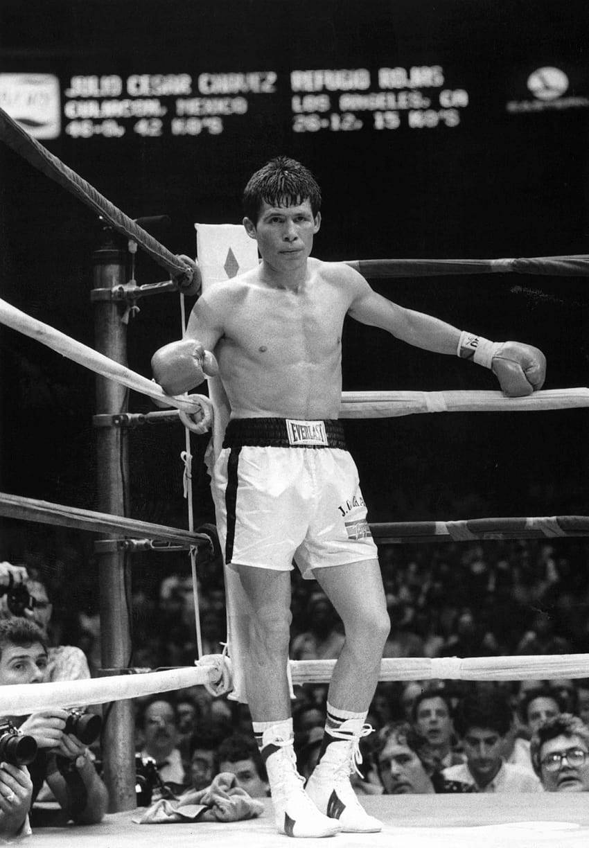 Boxing 桌布 壁紙 — 一張黑白照片，一名赤裸上身的拳擊手站在擂台上，雙臂張開，望向鏡頭。