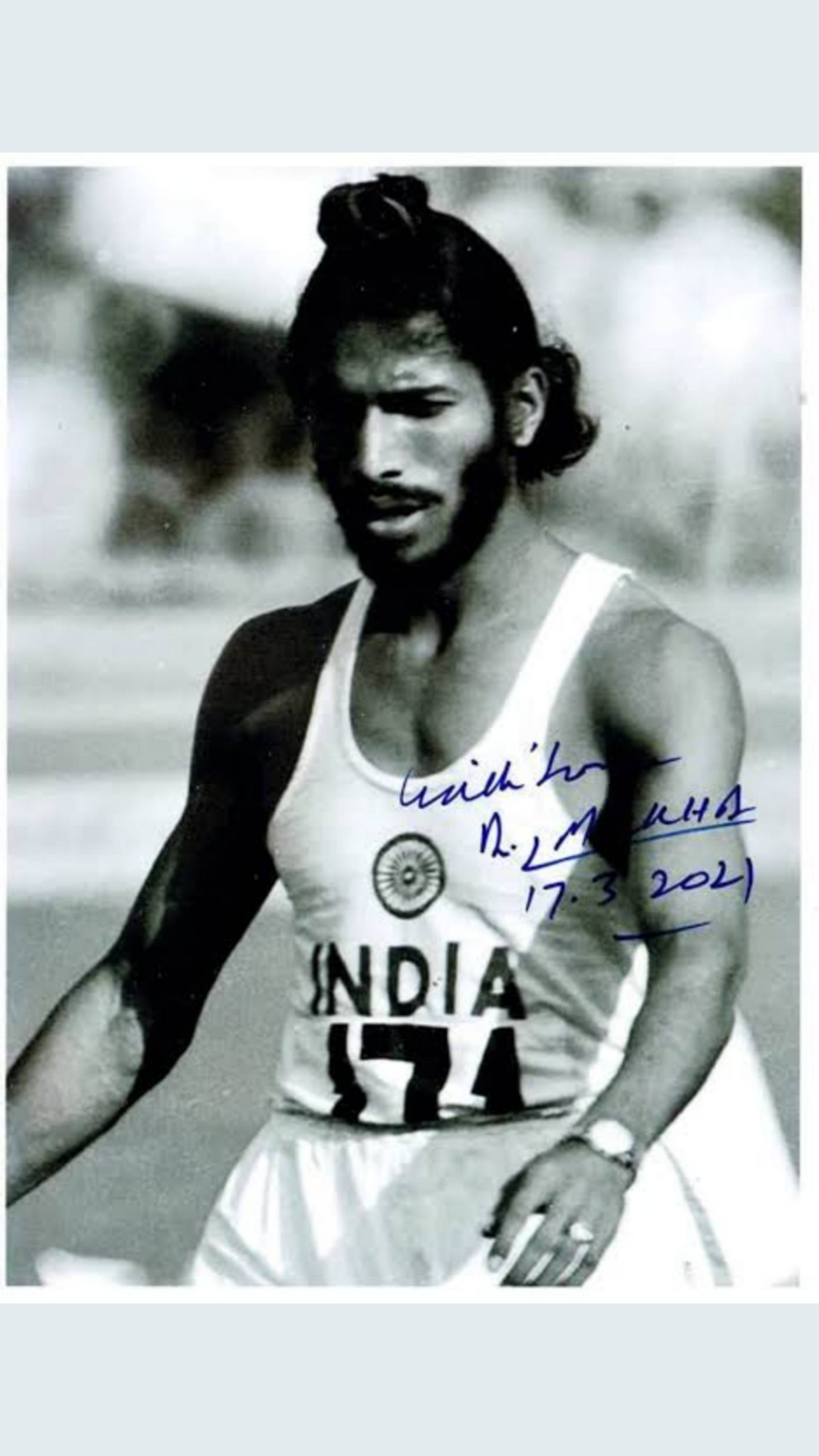 Milkha Singh 桌布 壁紙 — 一張黑白照片，一名身穿印度球衣、號碼174的男性運動員專注地奔跑。
