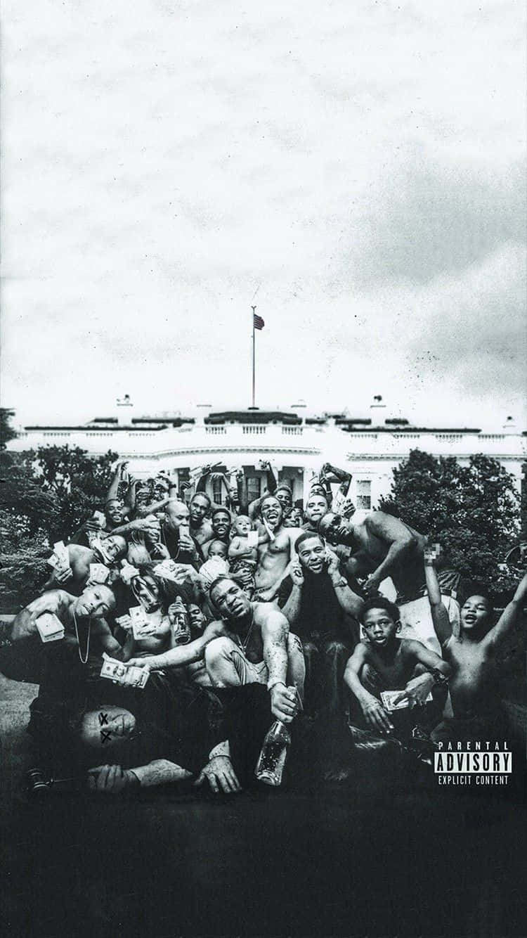 Hip Hop Album Covers 桌布 壁紙 — 一張黑白照片，一大群赤膊男子在白宮前充滿活力地擺姿勢，並可見家長指引標籤。