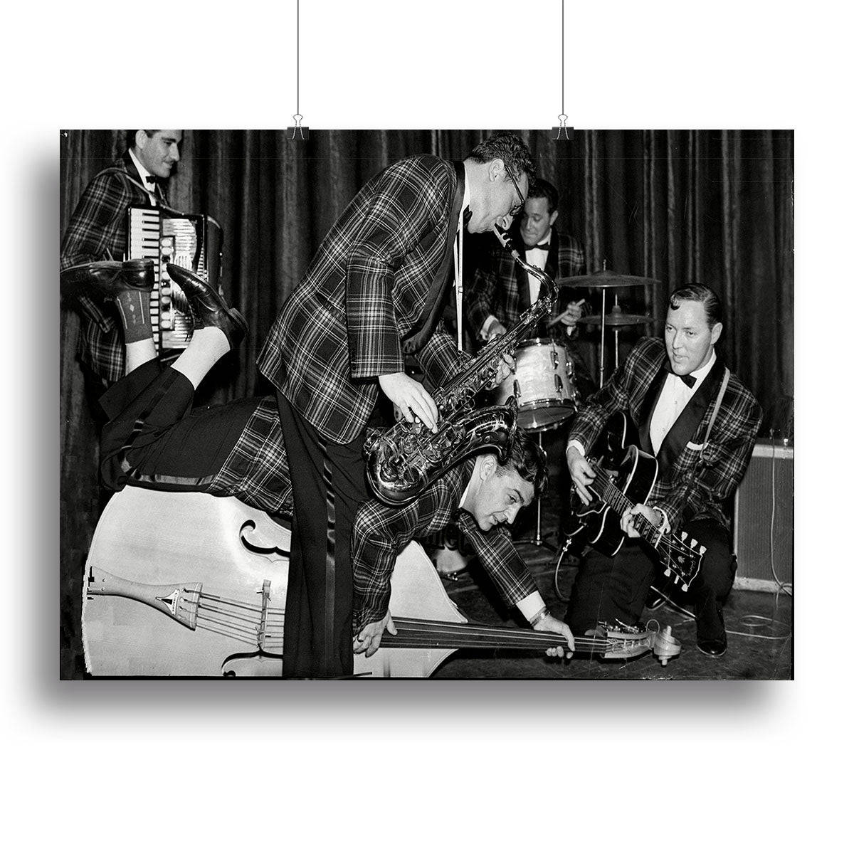 band 桌布 壁紙 — 一張黑白照片，一支穿著格子西裝的爵士樂隊在舞台上有簾幕的背景下演奏樂器。