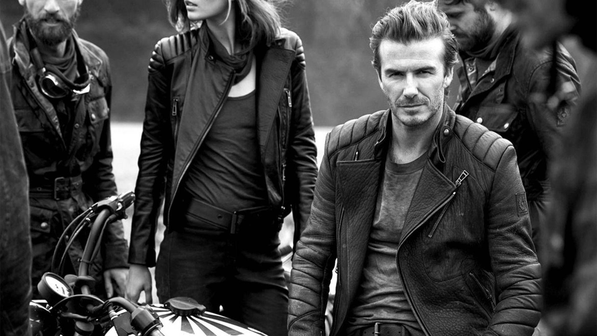 David Beckham 桌布 壁紙 — 一張黑白照片，一群穿著皮夾克的粗獷時尚人士站在摩托車旁。