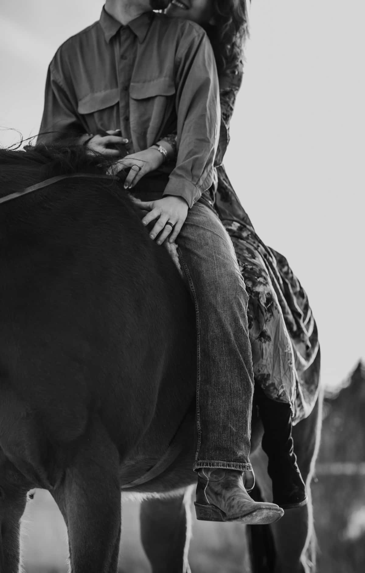 Country Couple 桌布 壁紙 — 一張黑白照片，兩人在戶外騎馬時親密擁抱。