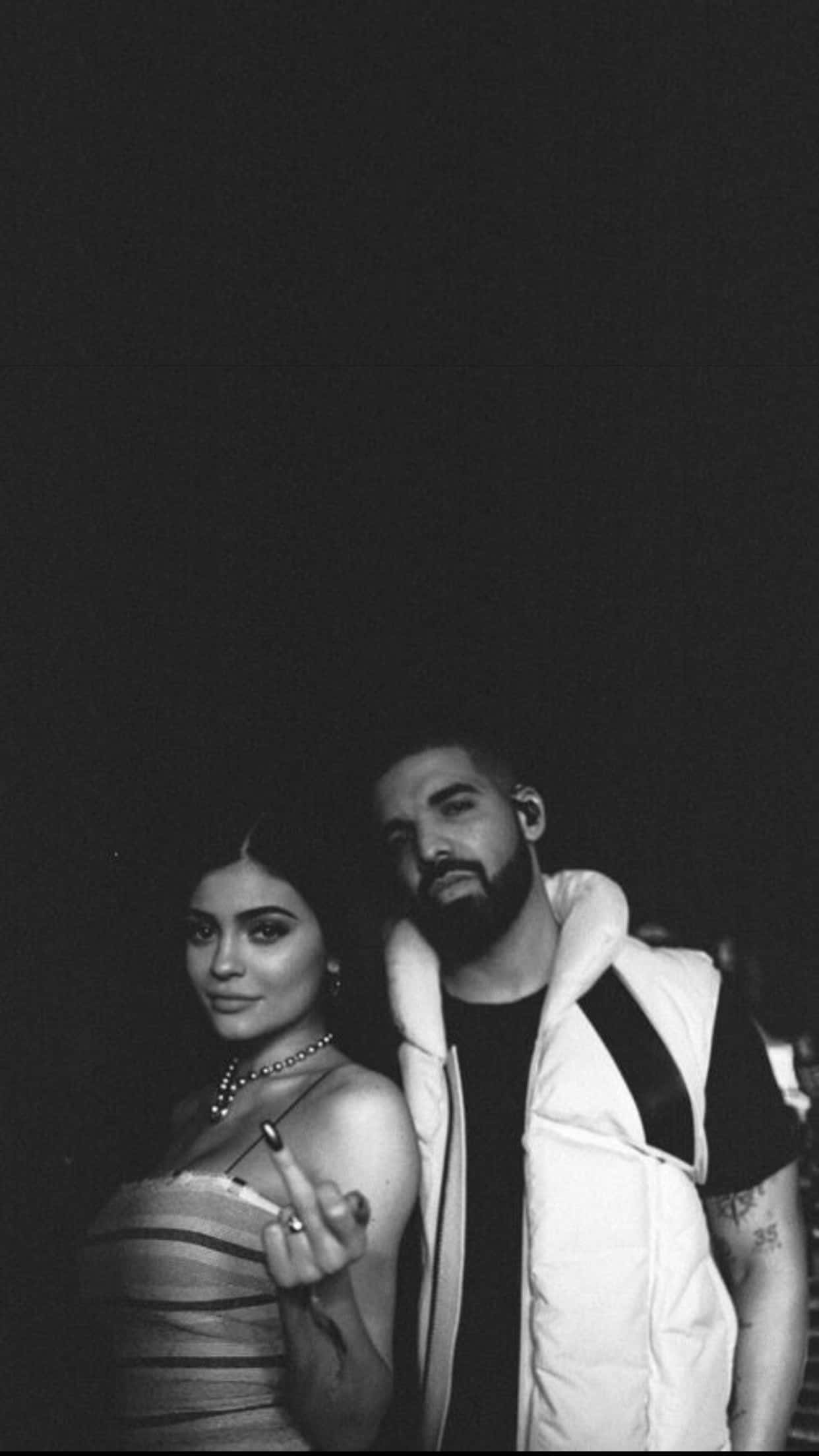 Aesthetic Drake 桌布 壁紙 — 一張黑白照片，兩位名人擺姿勢，其中一位在深色背景下做出手勢。