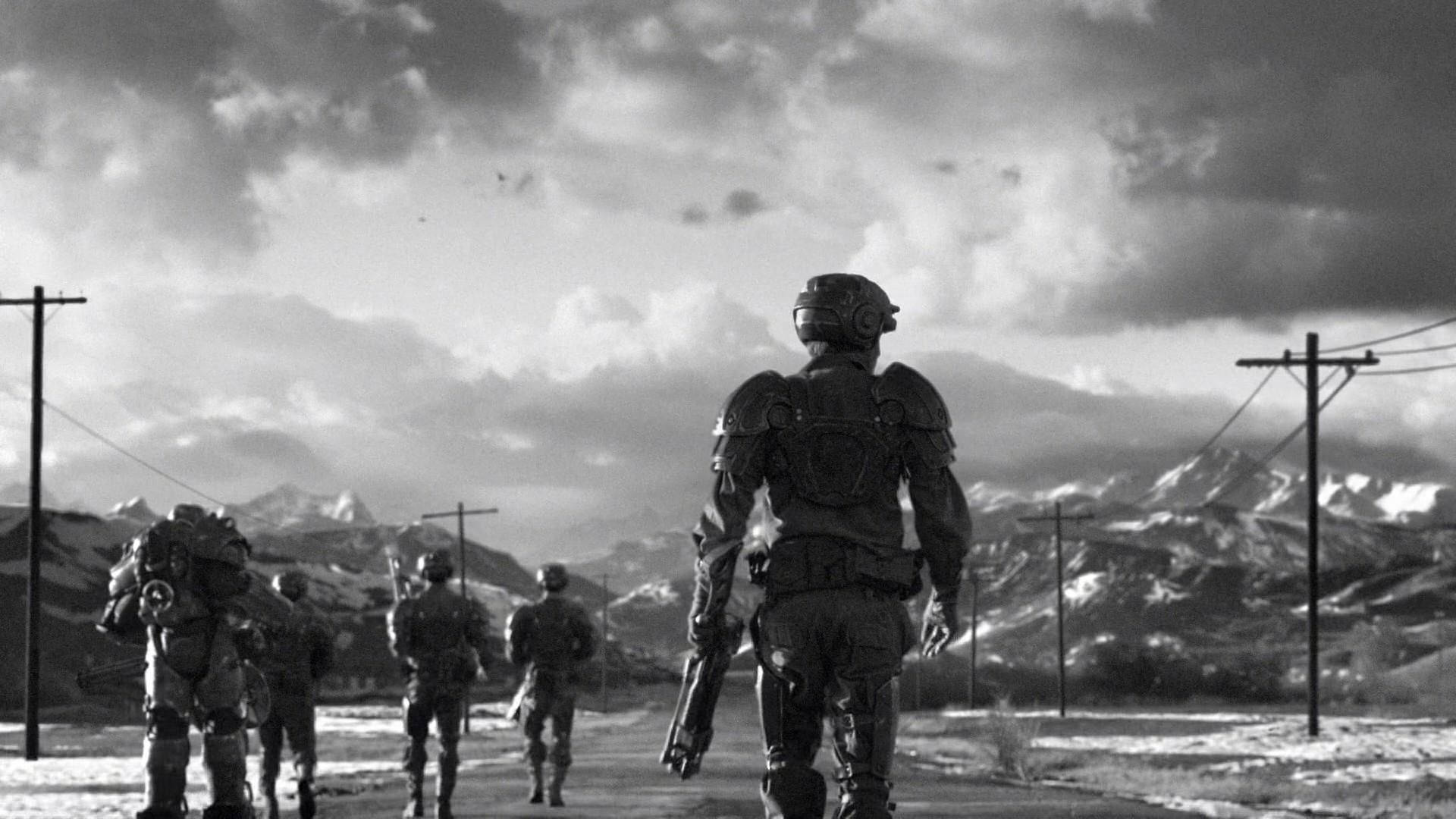 Fallout 4 桌布 壁紙 — 一張黑白照片，士兵身穿重甲，沿著荒涼的道路走向白雪覆蓋的山脈，天空烏雲密布，氣氛戲劇化。