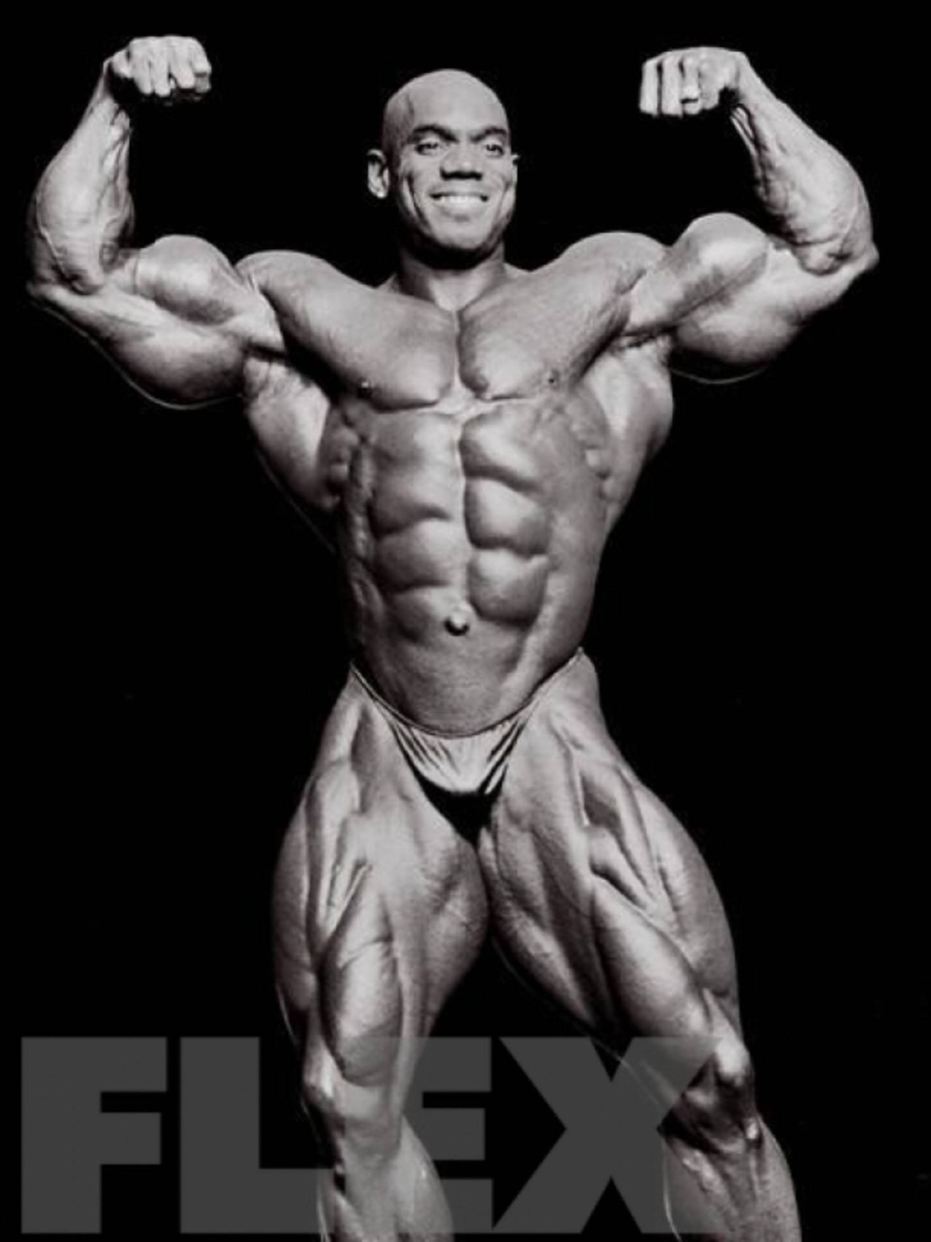 flex wheeler 桌布 壁紙 — 一張黑白照片，展示一位肌肉發達的健美運動員在深色背景前彎曲雙臂。