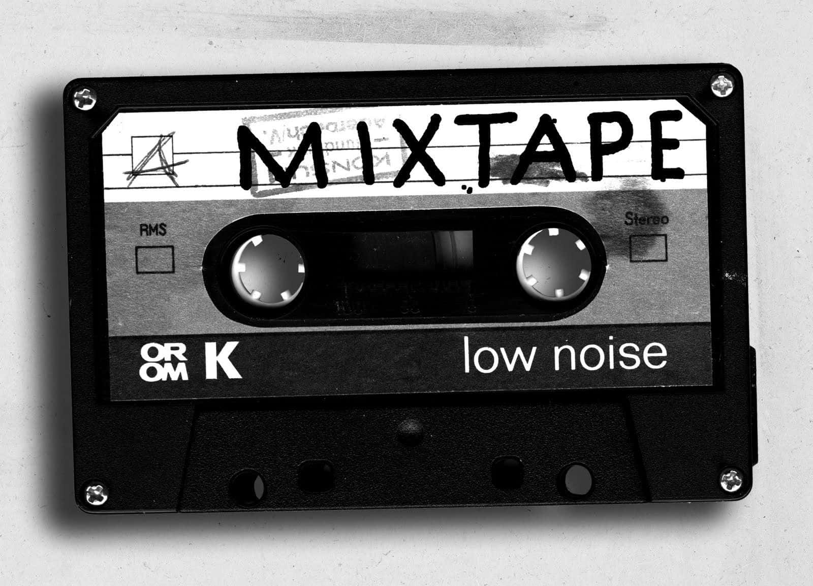 Mixtape 桌布 壁紙 — 一張黑白照片，展示一個標有「MIXTAPE」和「low noise」文字的復古卡式錄音帶，背景簡潔。