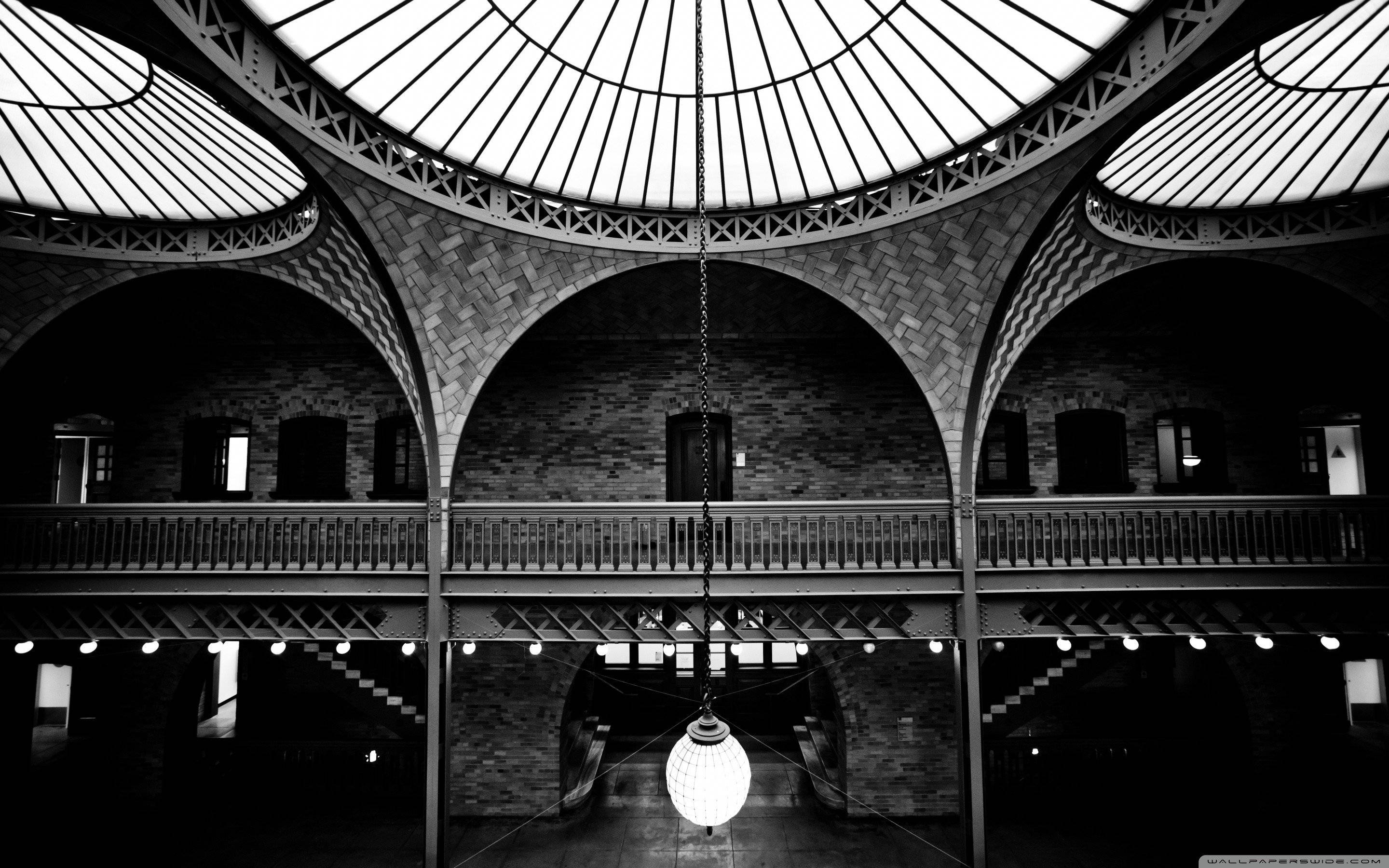 Architecture 桌布 壁紙 — 一張黑白照片，展示了一個宏偉的拱形中庭，配有玻璃穹頂天花板和一個懸掛的球形燈具。