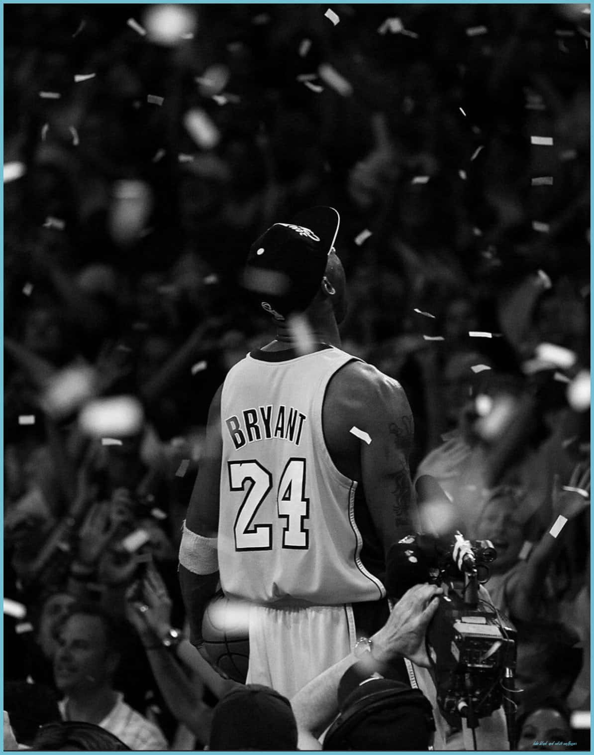 科比· Bryant 桌布 壁紙 — 一張黑白照片，柯比·布萊恩穿著24號球衣站立，周圍有五彩紙屑飄落，球迷歡呼。