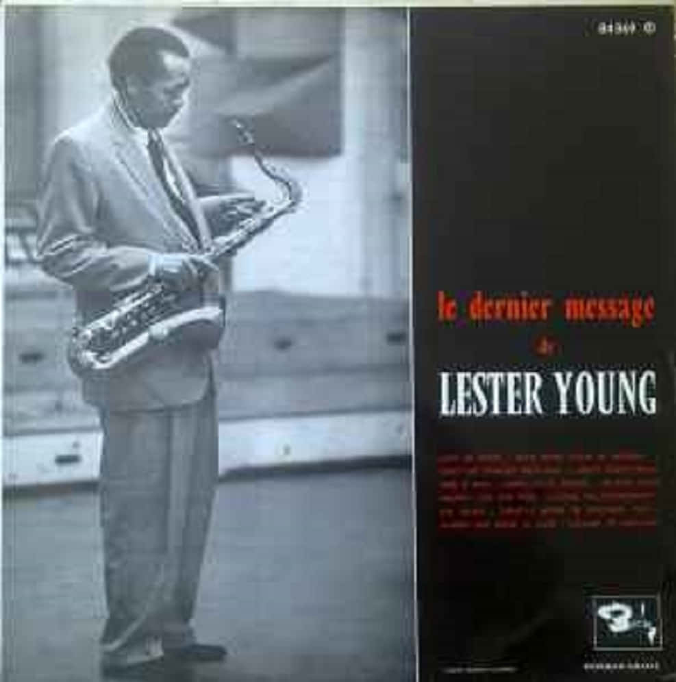 Celebrity 桌布 壁紙 — 一張黑白照片，爵士薩克斯風手 Lester Young 站著吹奏薩克斯風，神情專注。