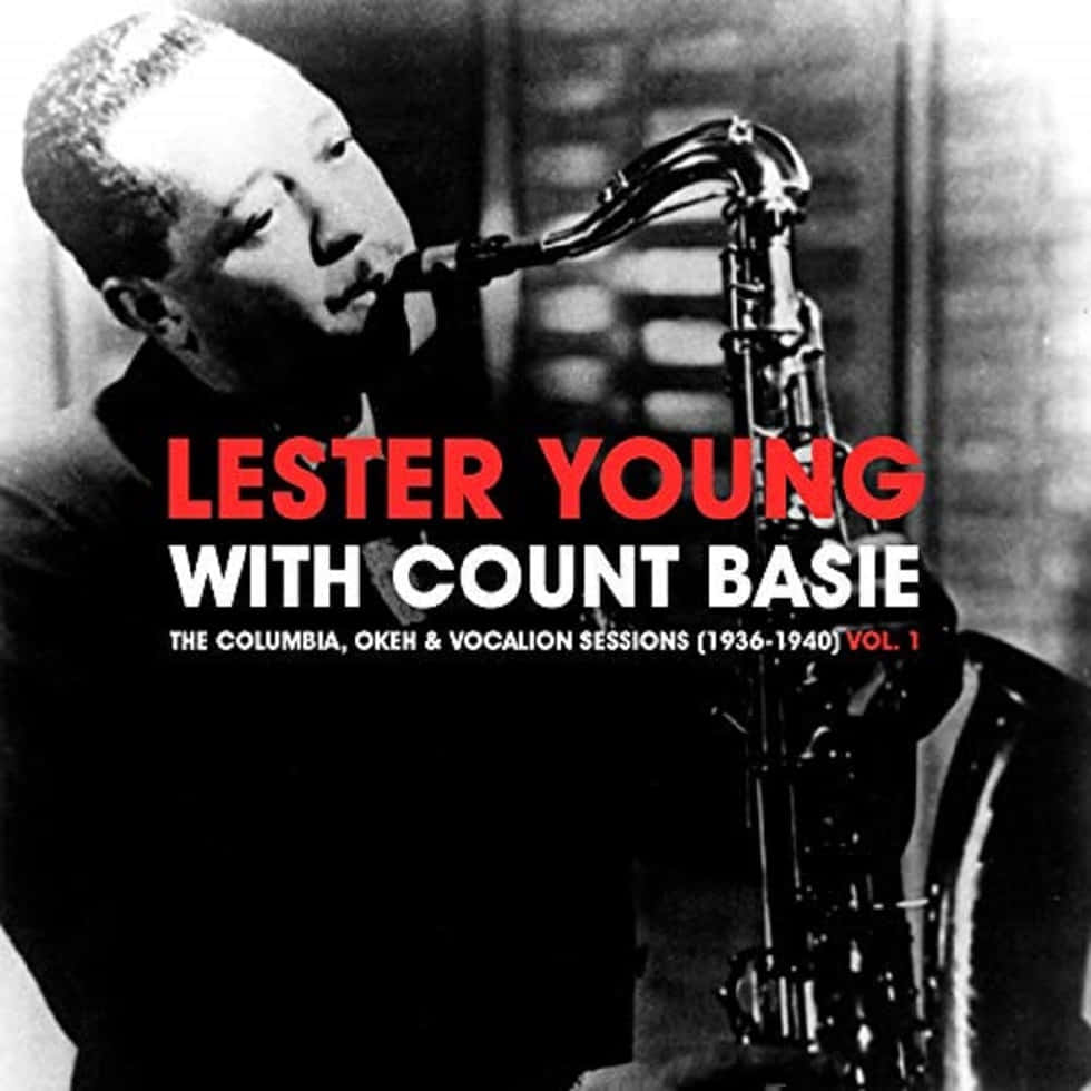 黑白 桌布 壁紙 — 一張黑白照片，爵士薩克斯風手 Lester Young 在模糊的背景前專注地演奏他的樂器。