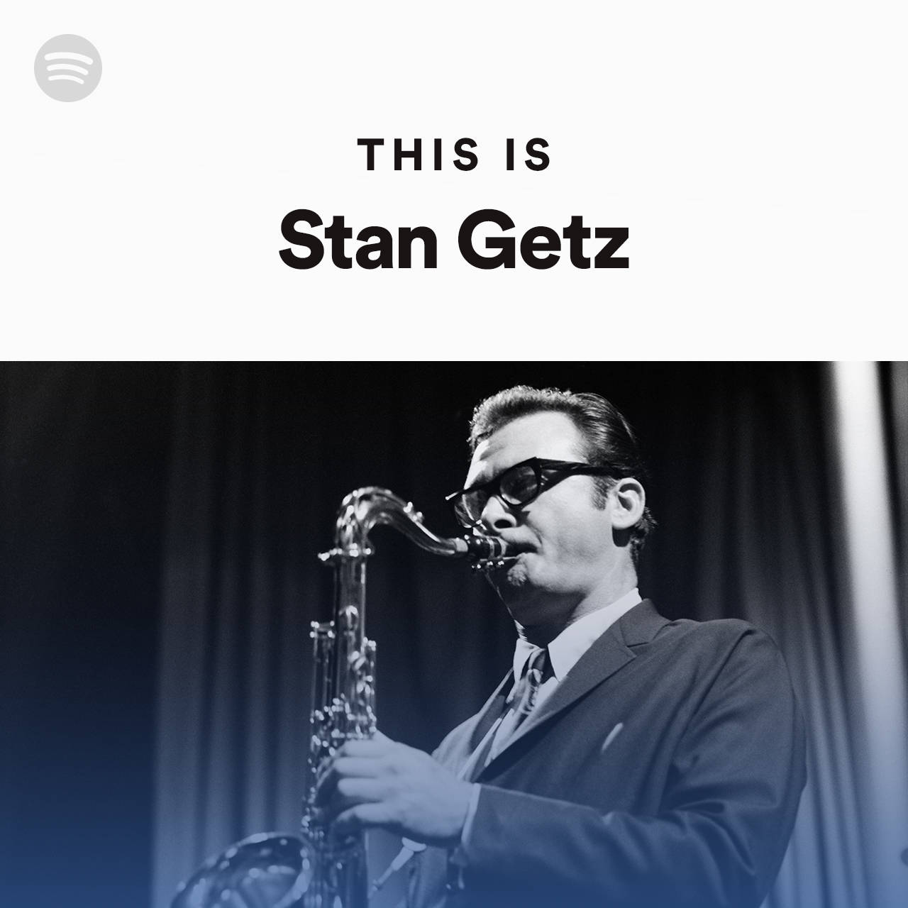 音樂 桌布 壁紙 — 一張黑白照片，爵士薩克斯風手 Stan Getz 在戲劇性燈光下於舞台上演奏他的樂器。