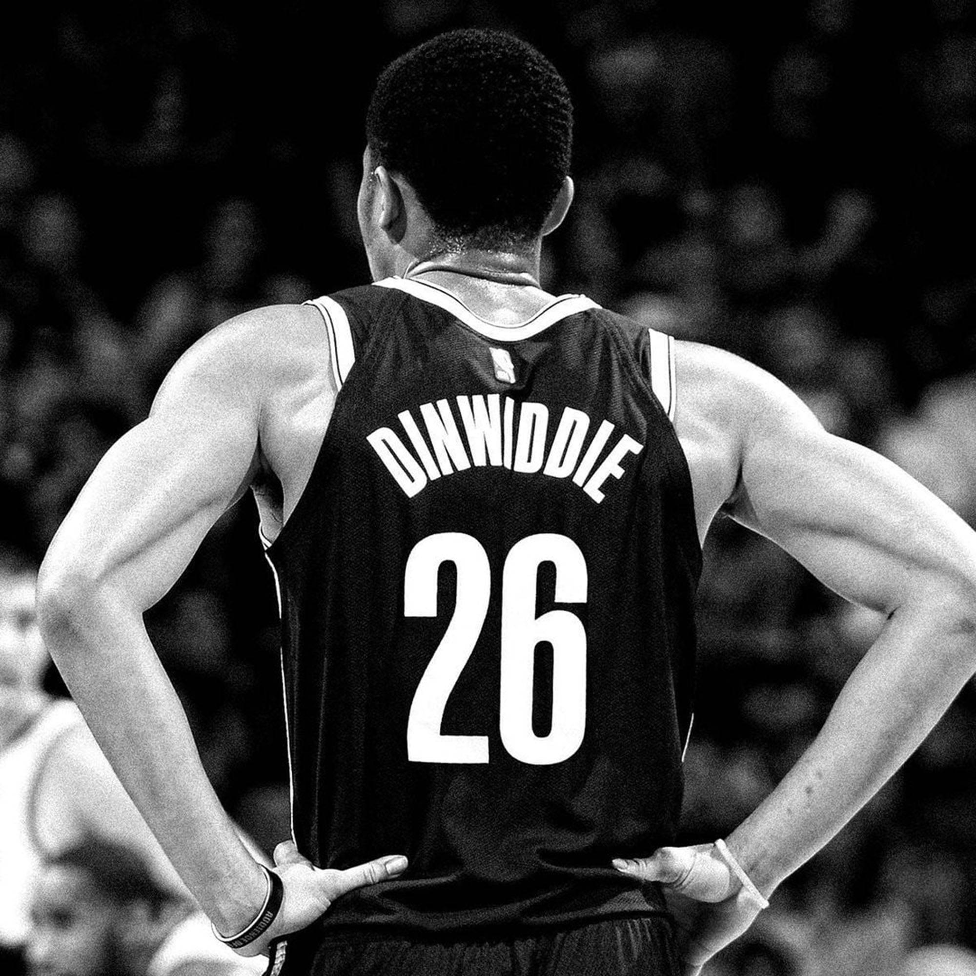 spencer dinwiddie 桌布 壁紙 — 一張黑白照片，籃球運動員Dinwiddie 26號在比賽中雙手叉腰站立。