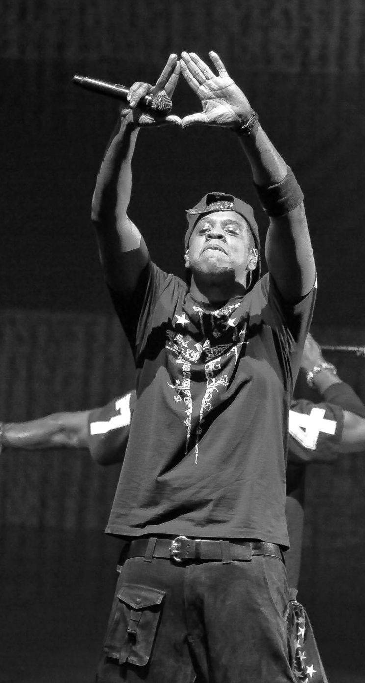 Jay-z 桌布 壁紙 — 一張黑白照片，舞台上表演者手持麥克風，雙手舉起成心形。
