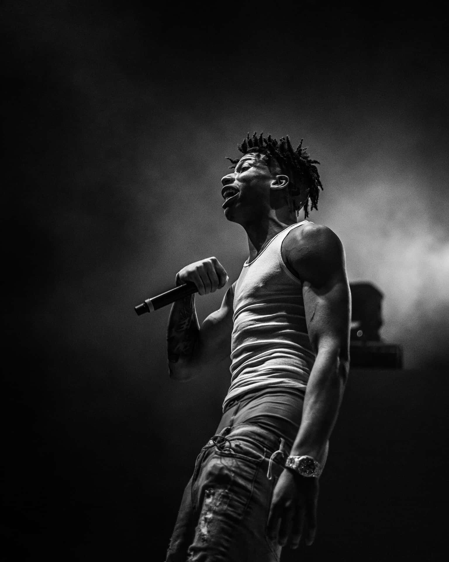 男歌手在舞台上表演，帶有麥克風和煙霧效果。 — NLE Choppa GIF 壁紙