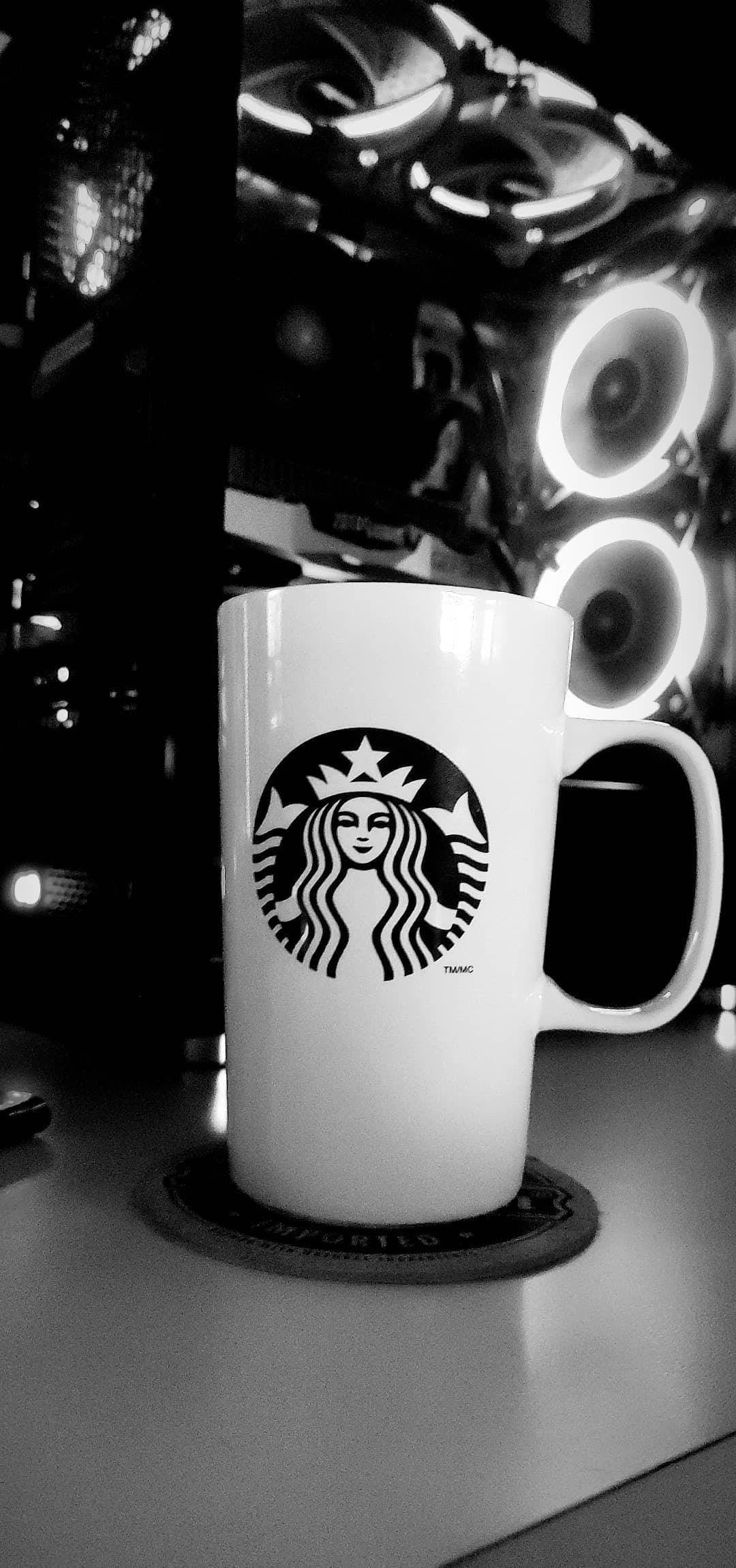 Starbucks咖啡馬克杯放在杯墊上，前面是發光的電腦機箱。 — 咖啡動圖 壁紙