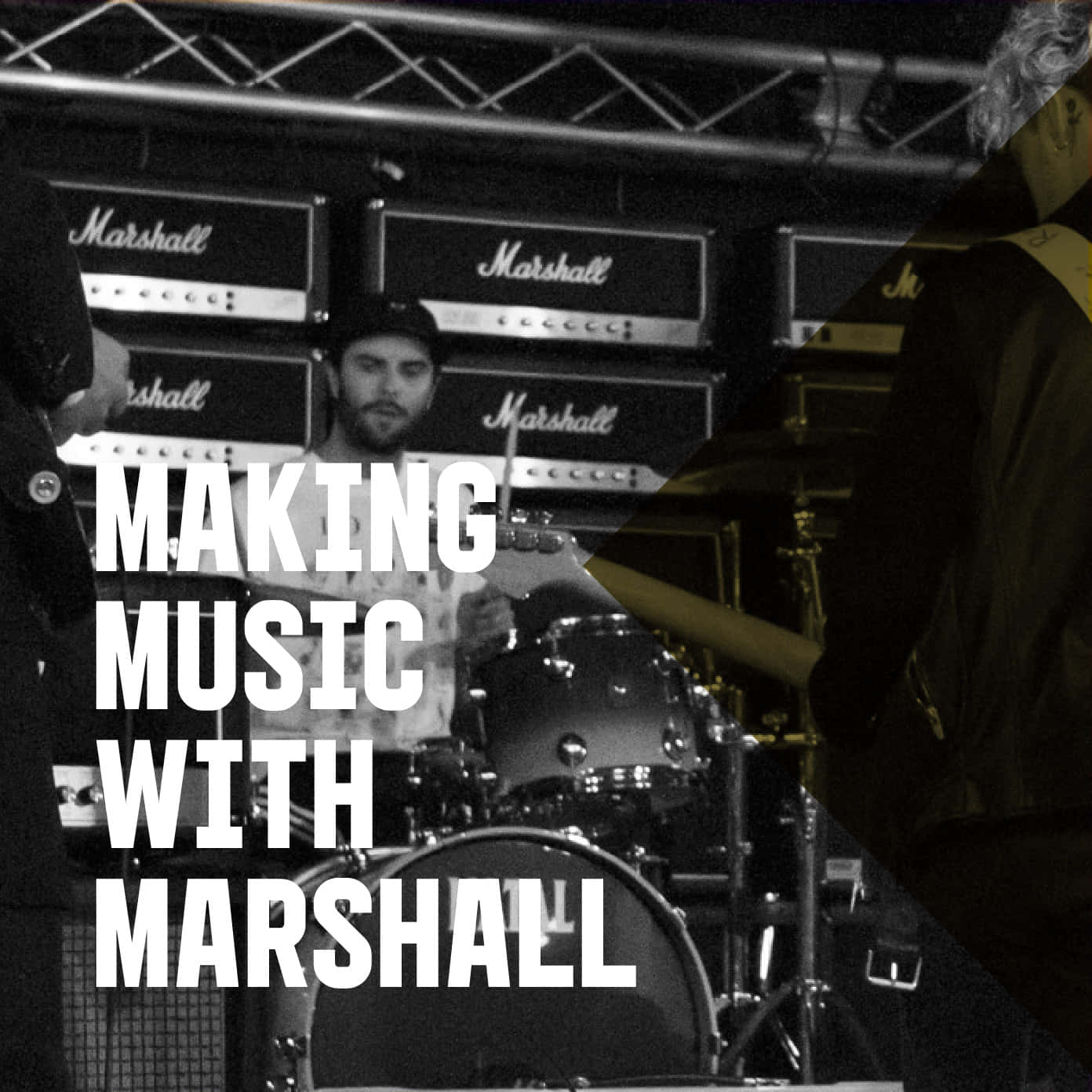 Marshall 桌布 壁紙 — 一張黑白照片，鼓手在 Marshall 音箱牆後演奏，帶有粗體文字疊加。