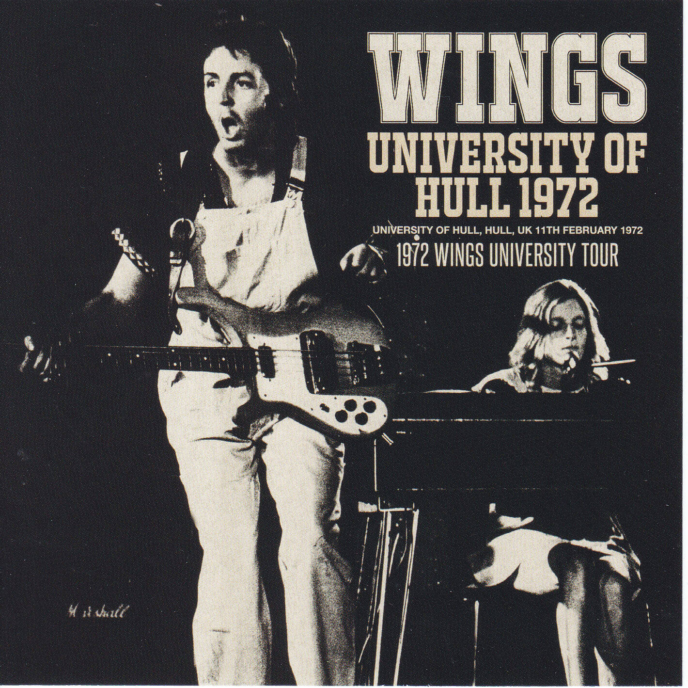 音樂 桌布 壁紙 — 一張黑白照片捕捉了1972年在赫爾大學現場表演的搖滾樂隊，主唱彈奏貝斯，背景中有一位鍵盤手。