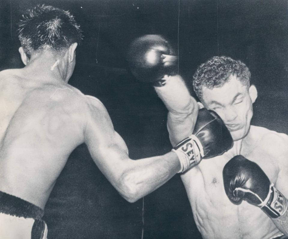 Boxing 桌布 壁紙 — 一張黑白照片捕捉了一名拳擊手在戲劇性的特寫中向對手面部打出強力一拳。