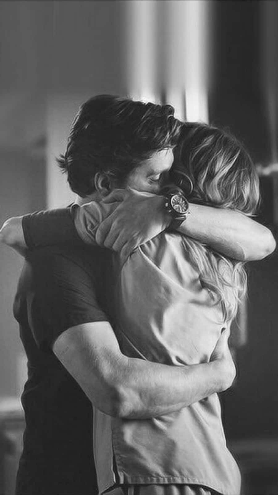 Hug 桌布 壁紙 — 一張黑白照片捕捉了在柔和光線的室內環境中，一男一女之間的溫柔擁抱。