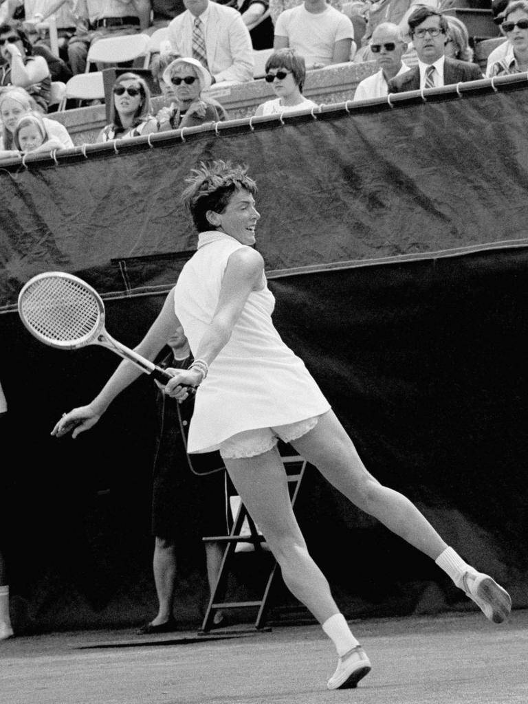 復古 桌布 壁紙 — 一張黑白照片捕捉到一位女網球運動員在揮拍中的動態動作和喜悅表情。