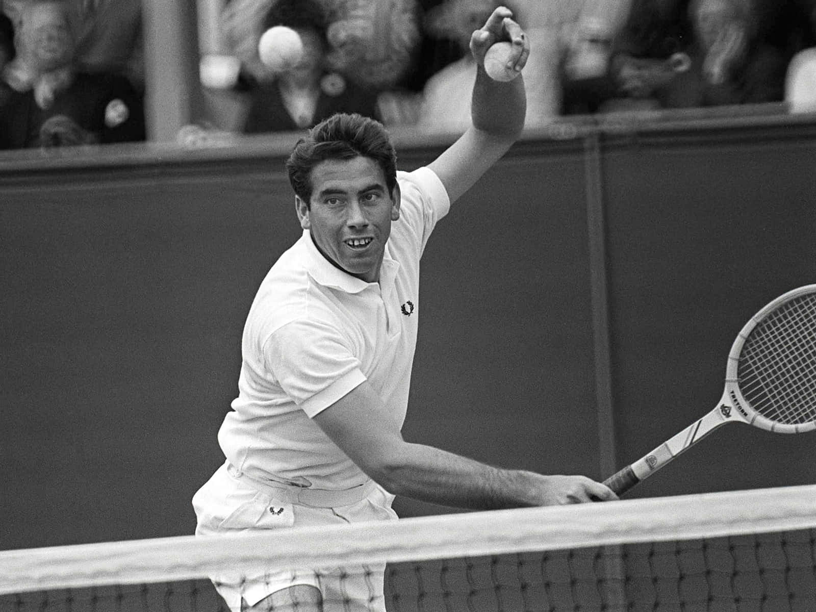 Tennis 桌布 壁紙 — 一張黑白照片捕捉到一位網球運動員正在發球，展現出強烈的專注力和運動姿態。