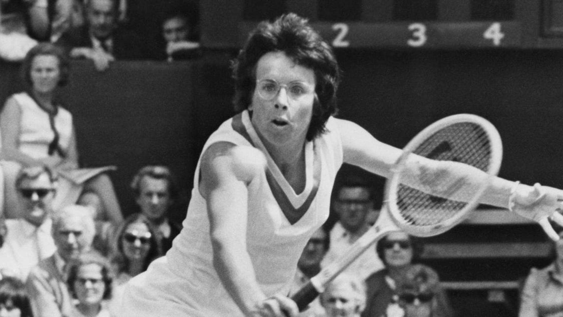Tennis 桌布 壁紙 — 一張黑白照片捕捉到一名女網球運動員在比賽中專注揮拍的一刻。