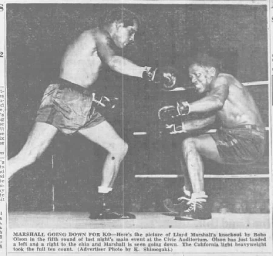 Boxing 桌布 壁紙 — 一張黑白照片捕捉到一名拳擊手倒在擂台上，而他的對手在擂台上擊出強力一拳。