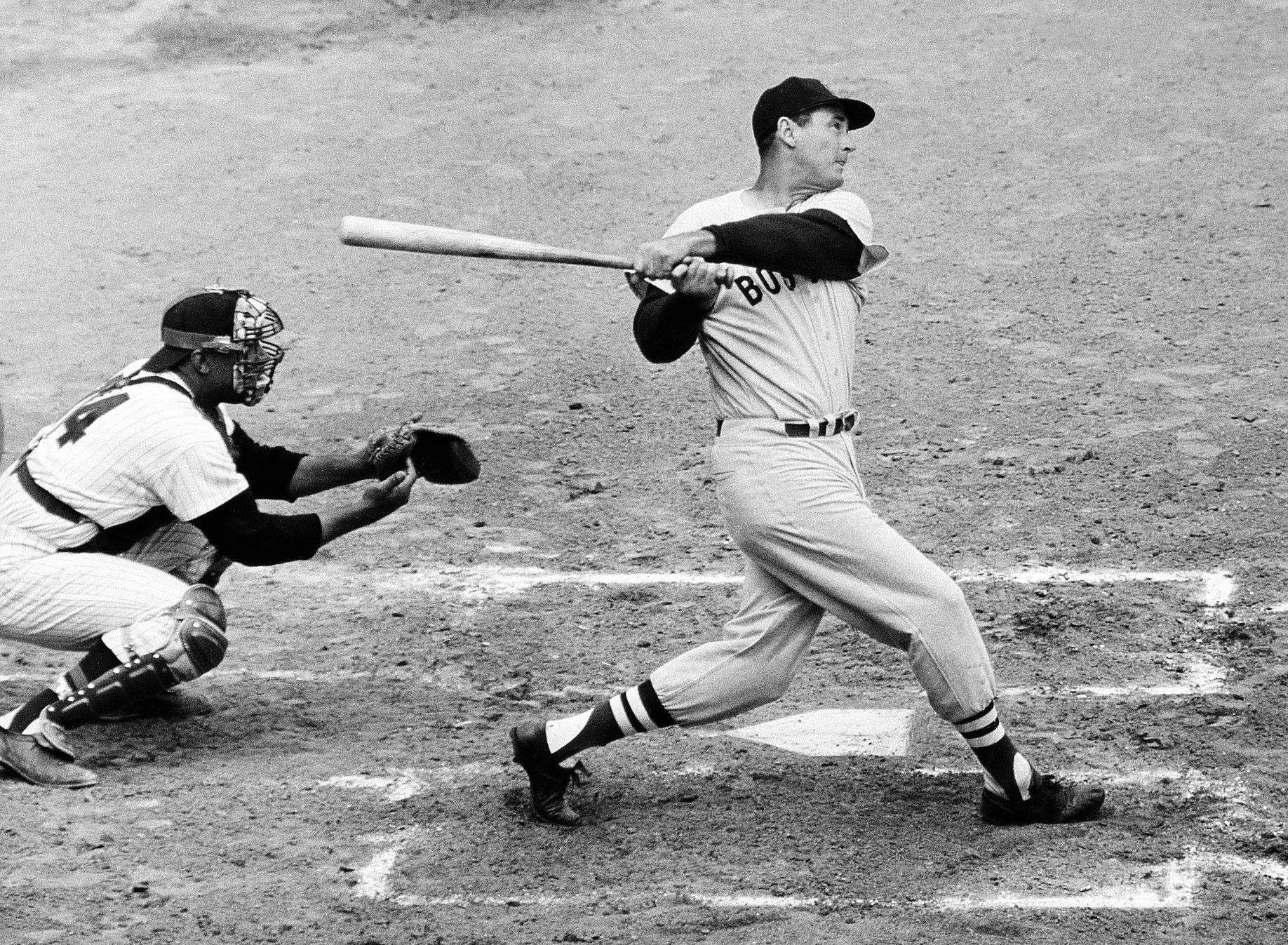 Ted Williams 桌布 壁紙 — 一張黑白照片捕捉到一名棒球打者正在揮棒，捕手蹲在本壘板後方。