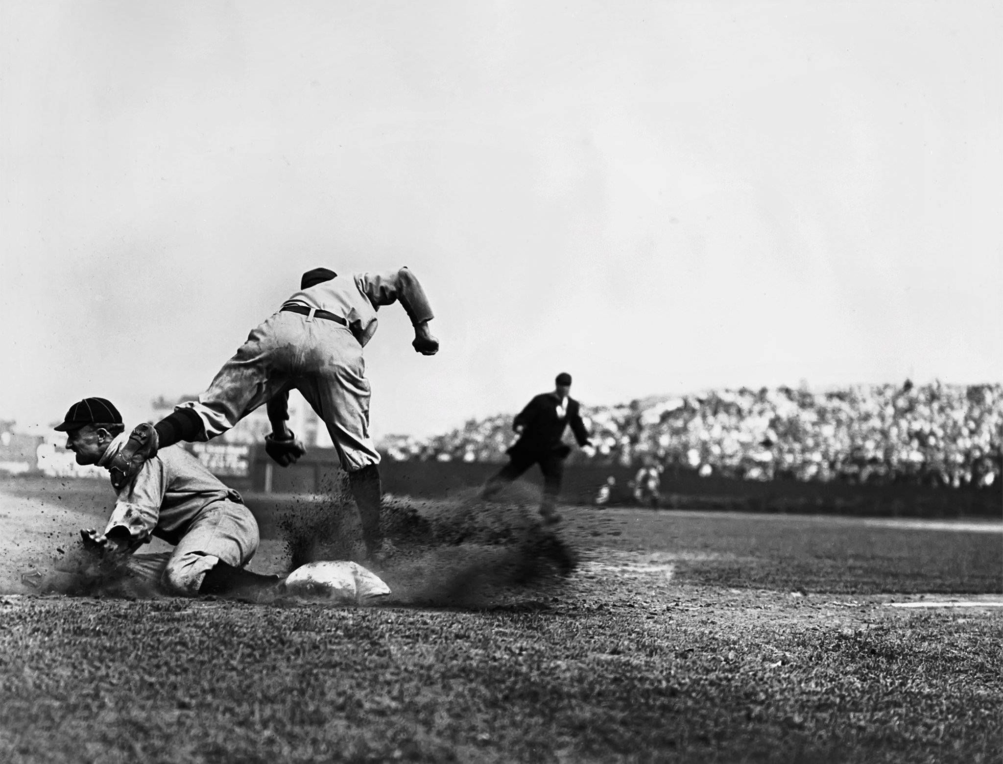 酷棒球 桌布 壁紙 — 一張黑白照片捕捉到一名棒球選手滑進壘包，而一名野手飛身用手套試圖觸殺他。